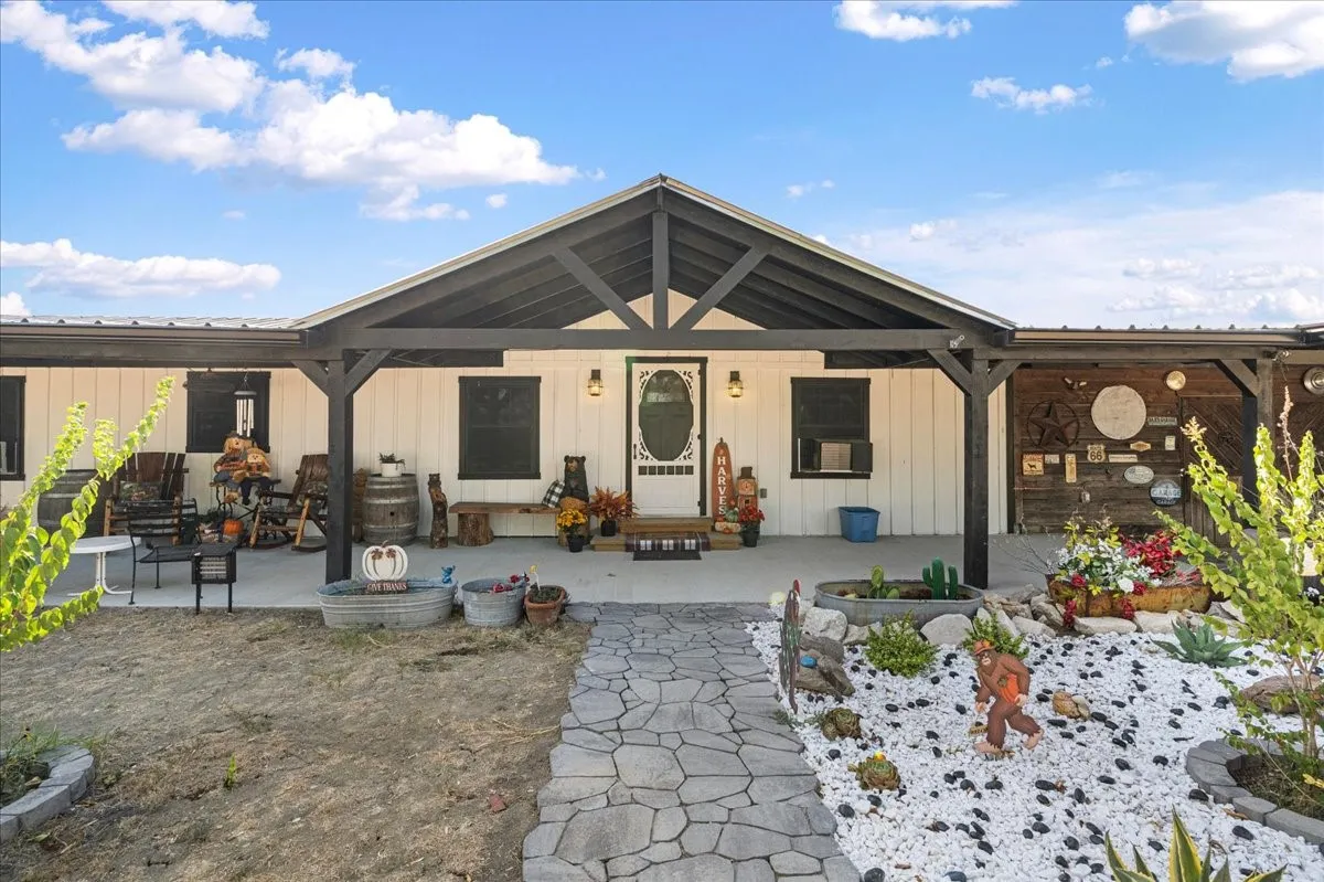 Mobile Home For Sale in Ellis County , 2093 Fm 1182, Ennis, Texas 75119, 3 Bedroom, 2 Bathroom, Garage spaces, 1,568 Sqft, built in 1994, mls#21369674, Real Estate Agent in Ennis, Homes For Sale in Ellis county, Homes For Sale in Ennis, Realtor in Ennis Texas, Real Estate Brokerage Independent Realty Texas, Luminita Cordes Realtor