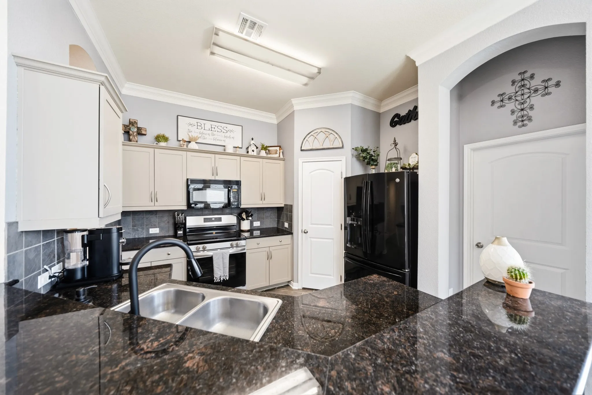 Single Family Residence For Sale in Mc Lennan County , 10333 Condor Loop, Waco, Texas 76708, 3 Bedroom, 2 Bathroom, 2 Garage spaces, 1,346 Sqft, built in 2012, mls#21369294, Real Estate Agent in Waco, Homes For Sale in Mc Lennan county, Homes For Sale in Waco, Realtor in Waco Texas, Real Estate Brokerage Independent Realty Texas, Luminita Cordes Realtor