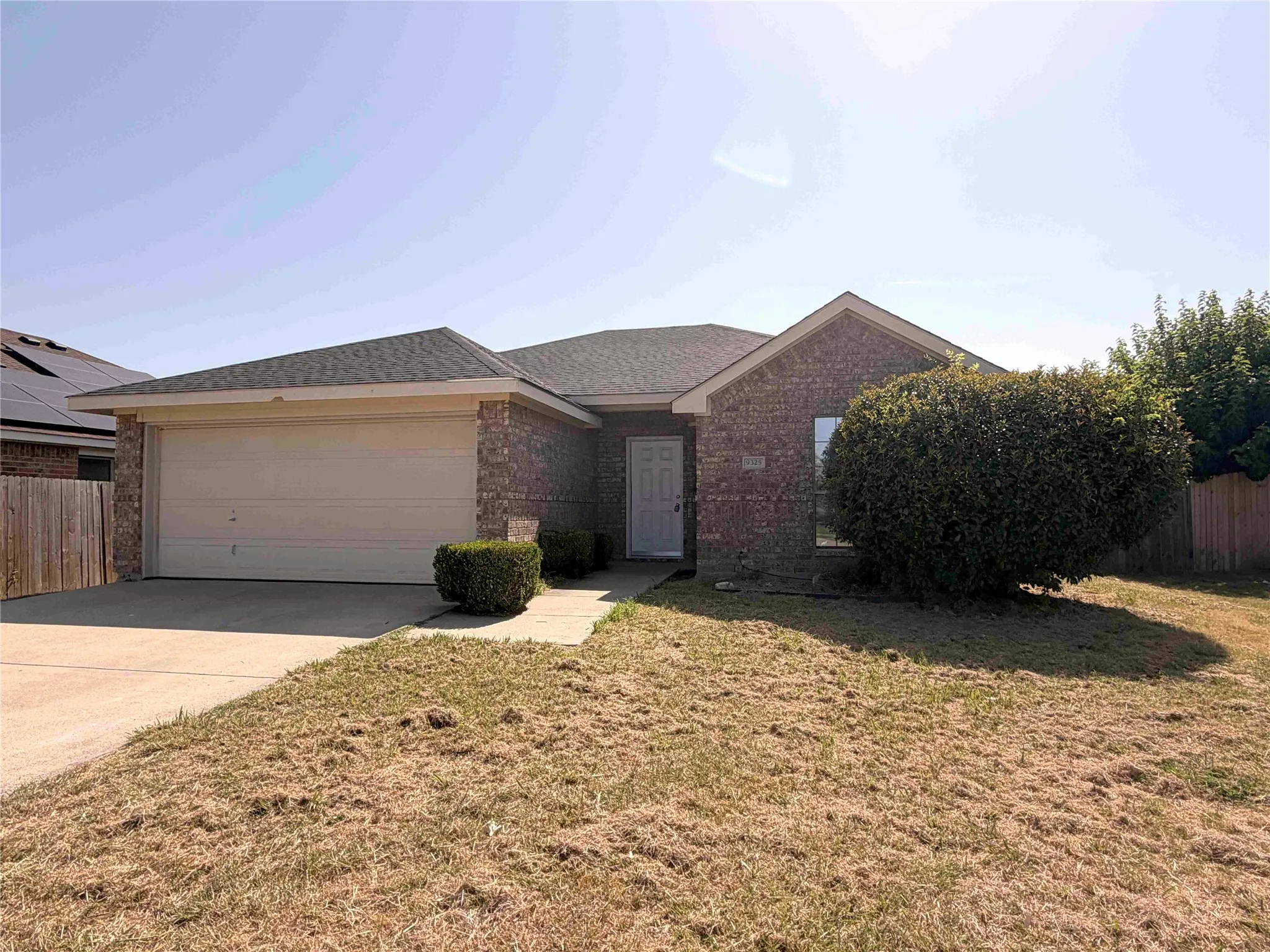 Single Family Residence For Sale in Tarrant County , 9325 Rhoni Court, Fort Worth, Texas 76140, 3 Bedroom, 2 Bathroom, 2 Garage spaces, 1,382 Sqft, built in 2005, mls#21369680, Real Estate Agent in Fort Worth, Homes For Sale in Tarrant county, Homes For Sale in Fort Worth, Realtor in Fort Worth Texas, Real Estate Brokerage Independent Realty Texas, Luminita Cordes Realtor