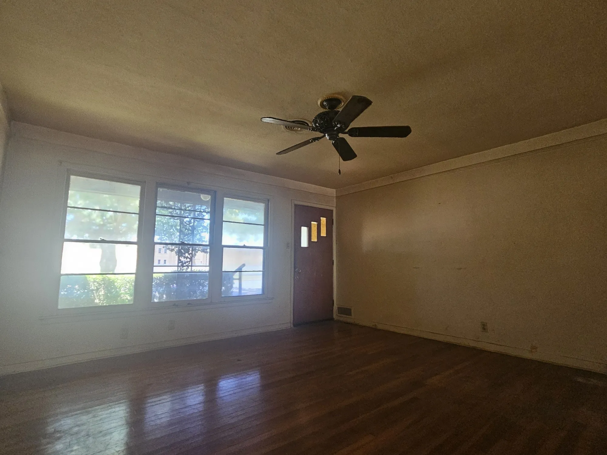 Single Family Residence For Sale in Tarrant County , 540 Harrison Lane, Hurst, Texas 76053, 3 Bedroom, 1 Bathroom, 2 Garage spaces, 950 Sqft, built in 1954, mls#21368456, Real Estate Agent in Hurst, Homes For Sale in Tarrant county, Homes For Sale in Hurst, Realtor in Hurst Texas, Real Estate Brokerage Independent Realty Texas, Luminita Cordes Realtor