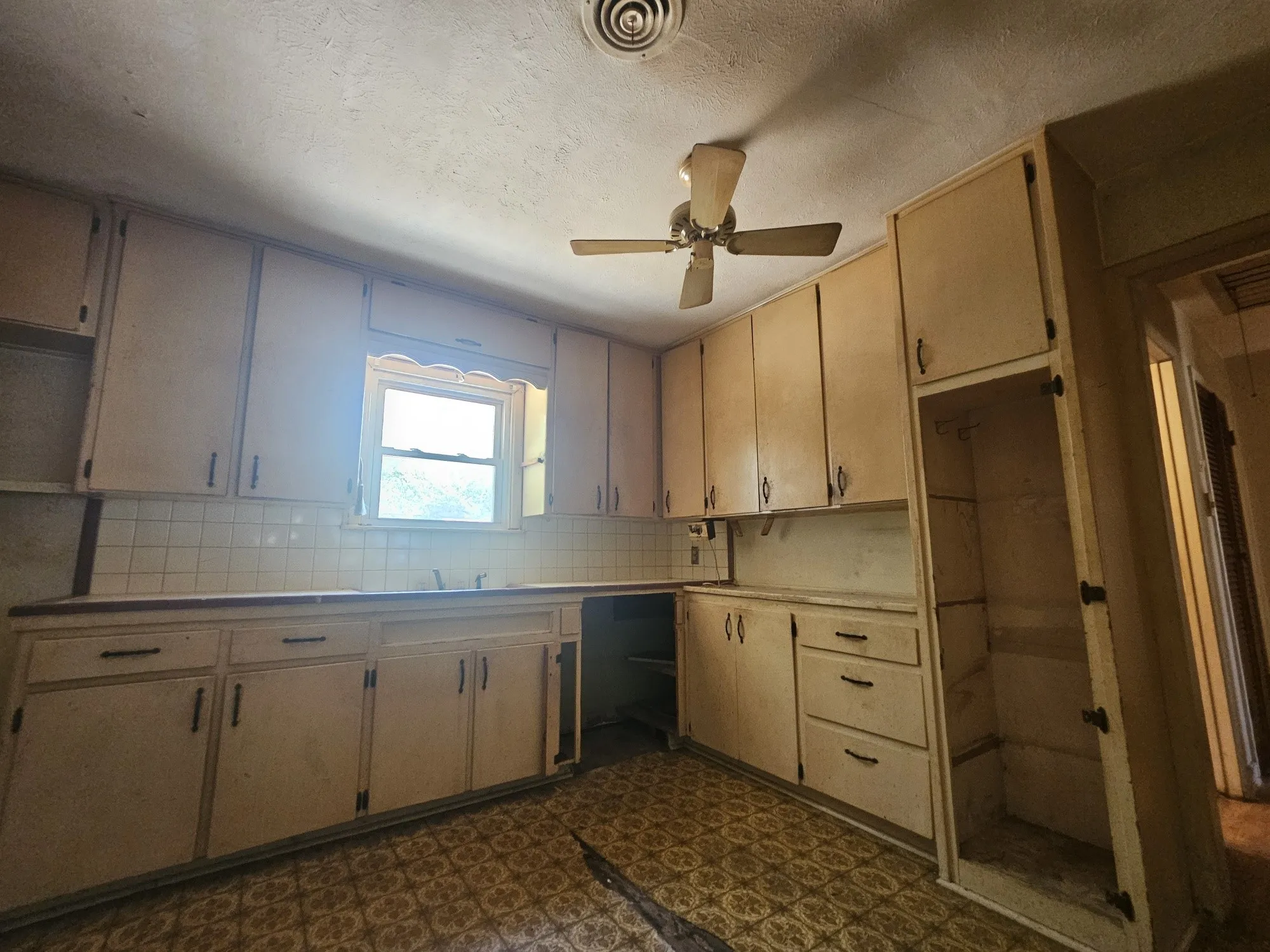 Single Family Residence For Sale in Tarrant County , 540 Harrison Lane, Hurst, Texas 76053, 3 Bedroom, 1 Bathroom, 2 Garage spaces, 950 Sqft, built in 1954, mls#21368456, Real Estate Agent in Hurst, Homes For Sale in Tarrant county, Homes For Sale in Hurst, Realtor in Hurst Texas, Real Estate Brokerage Independent Realty Texas, Luminita Cordes Realtor