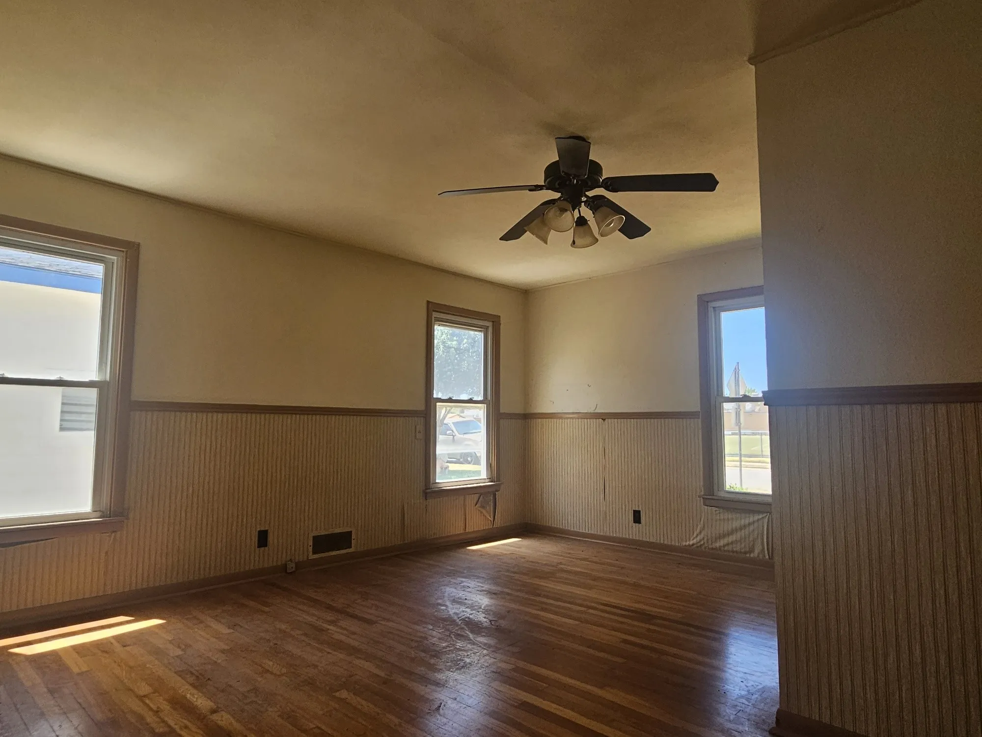 Single Family Residence For Sale in Tarrant County , 540 Harrison Lane, Hurst, Texas 76053, 3 Bedroom, 1 Bathroom, 2 Garage spaces, 950 Sqft, built in 1954, mls#21368456, Real Estate Agent in Hurst, Homes For Sale in Tarrant county, Homes For Sale in Hurst, Realtor in Hurst Texas, Real Estate Brokerage Independent Realty Texas, Luminita Cordes Realtor