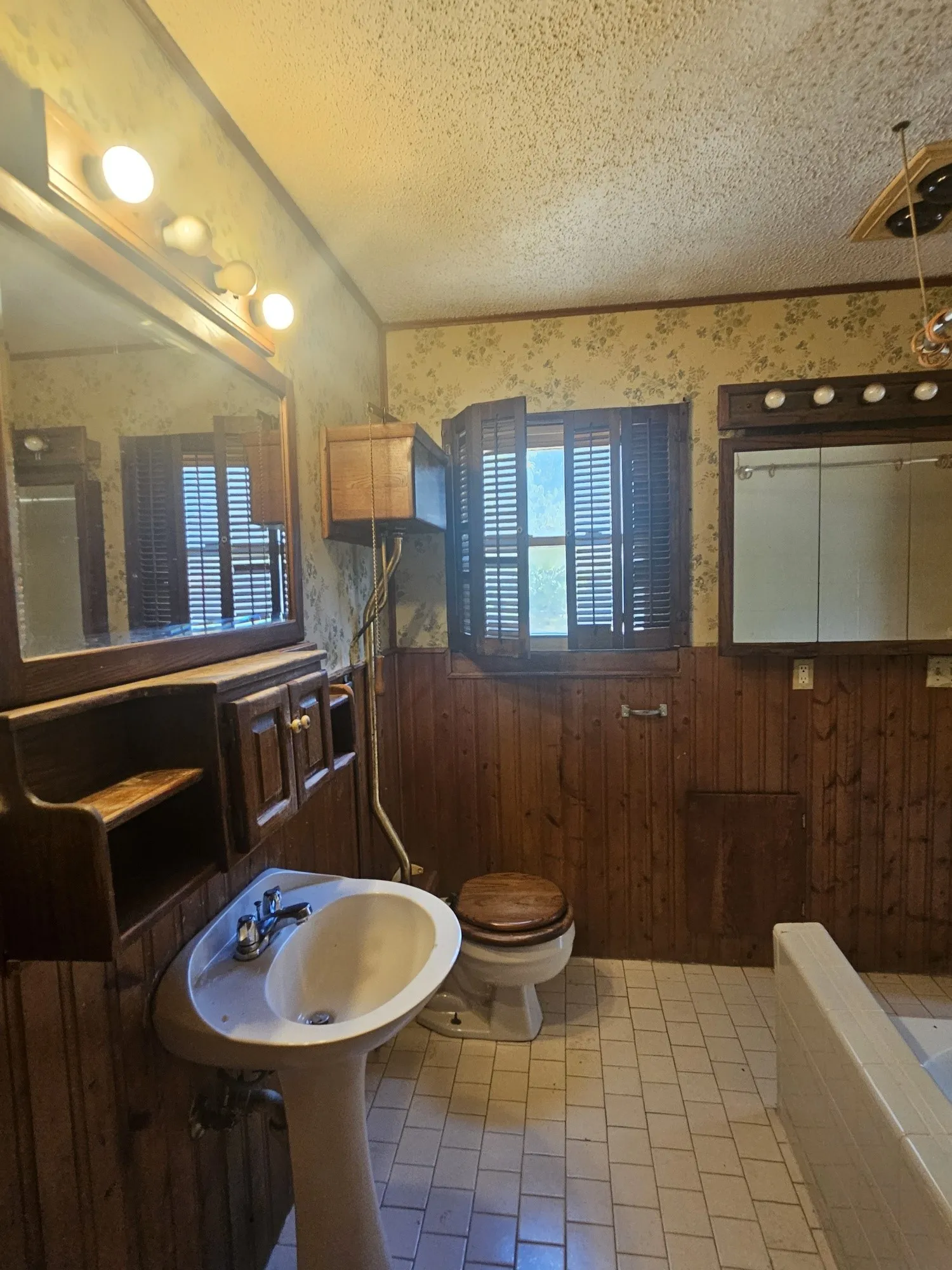 Single Family Residence For Sale in Tarrant County , 540 Harrison Lane, Hurst, Texas 76053, 3 Bedroom, 1 Bathroom, 2 Garage spaces, 950 Sqft, built in 1954, mls#21368456, Real Estate Agent in Hurst, Homes For Sale in Tarrant county, Homes For Sale in Hurst, Realtor in Hurst Texas, Real Estate Brokerage Independent Realty Texas, Luminita Cordes Realtor