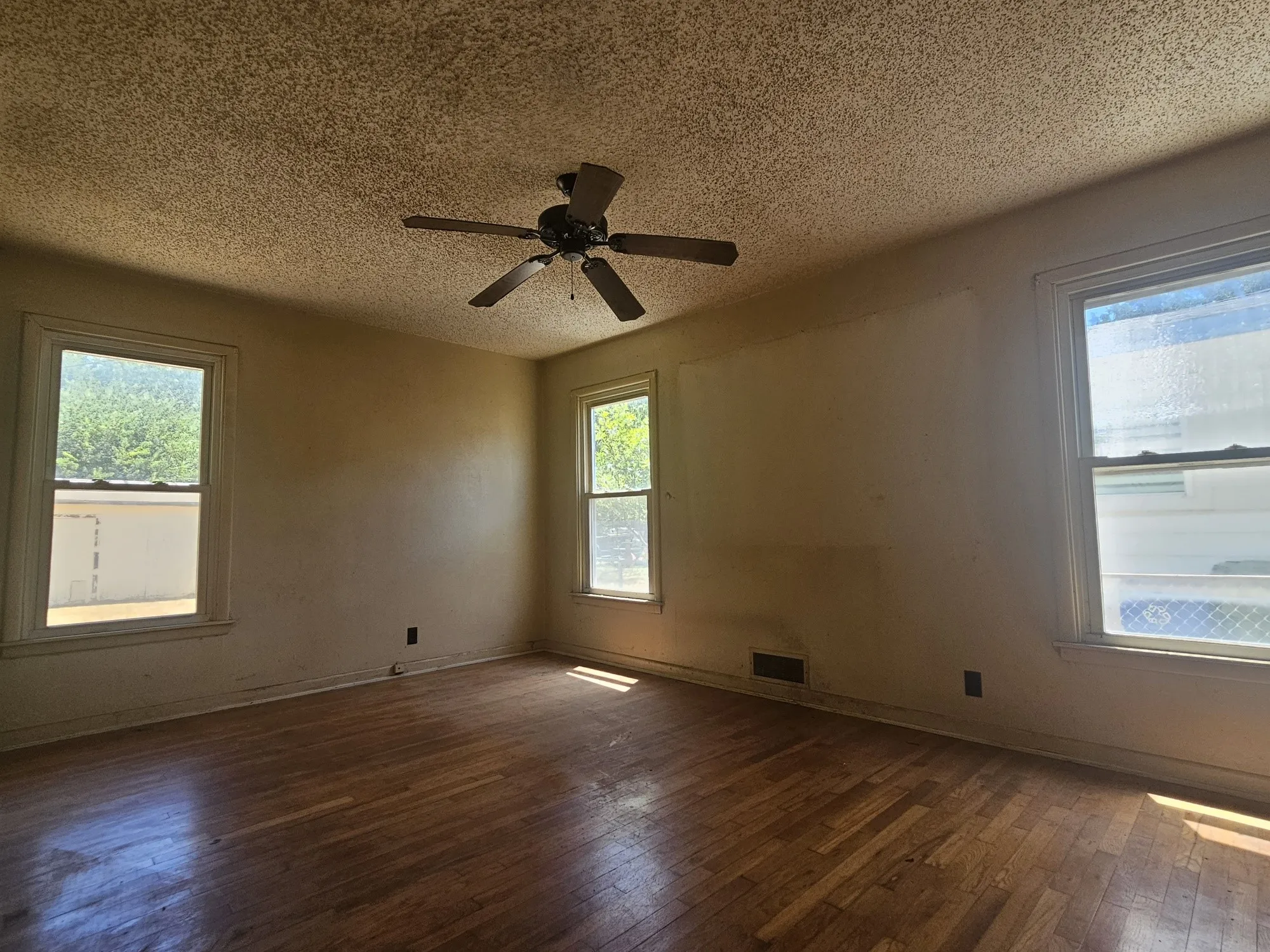 Single Family Residence For Sale in Tarrant County , 540 Harrison Lane, Hurst, Texas 76053, 3 Bedroom, 1 Bathroom, 2 Garage spaces, 950 Sqft, built in 1954, mls#21368456, Real Estate Agent in Hurst, Homes For Sale in Tarrant county, Homes For Sale in Hurst, Realtor in Hurst Texas, Real Estate Brokerage Independent Realty Texas, Luminita Cordes Realtor
