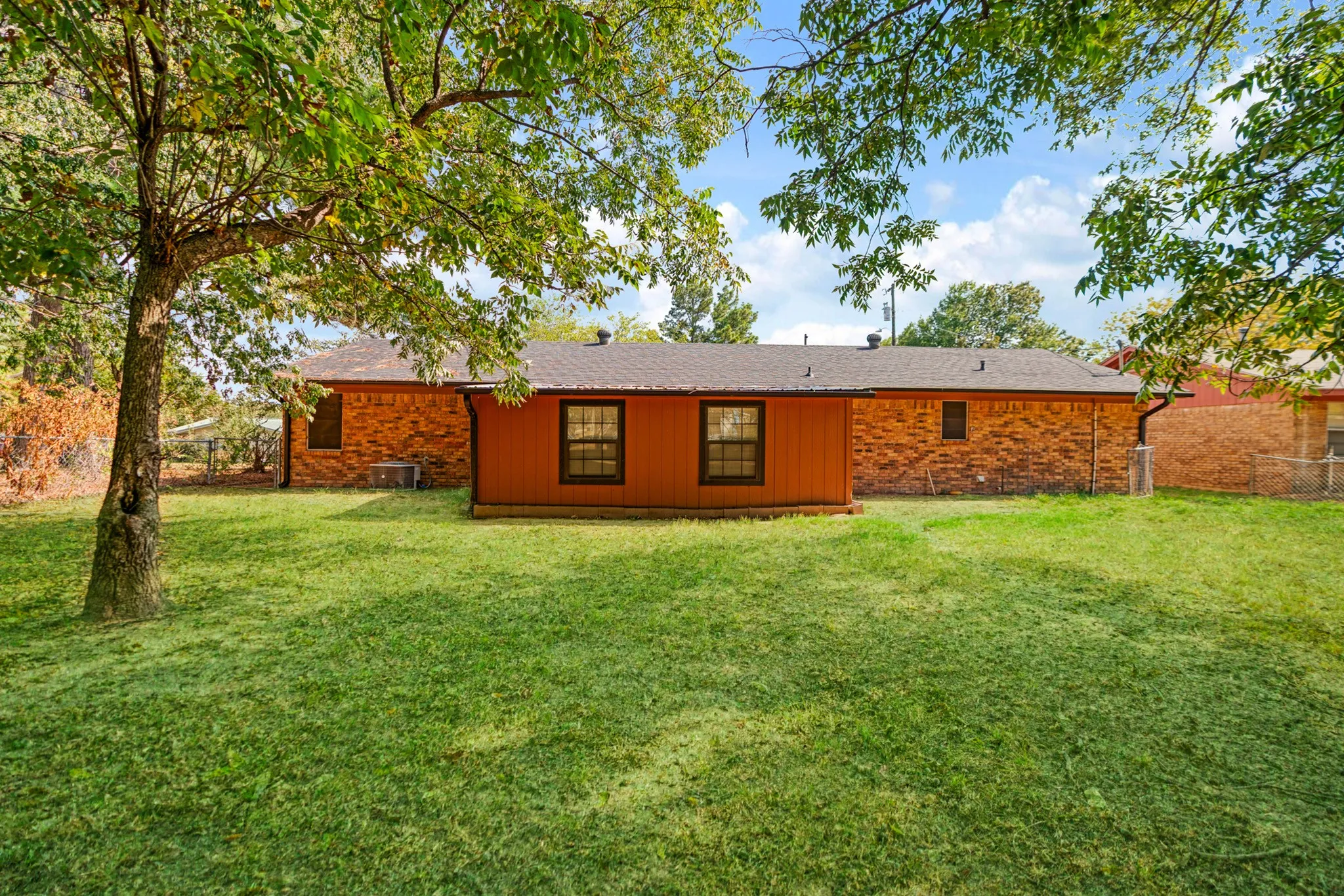 Single Family Residence For Sale in Lamar County , 2820 W Kaufman Street, Paris, Texas 75460, 4 Bedroom, 2 Bathroom, Garage spaces, 1,830 Sqft, built in 1976, mls#21369180, Real Estate Agent in Paris, Homes For Sale in Lamar county, Homes For Sale in Paris, Realtor in Paris Texas, Real Estate Brokerage Independent Realty Texas, Luminita Cordes Realtor