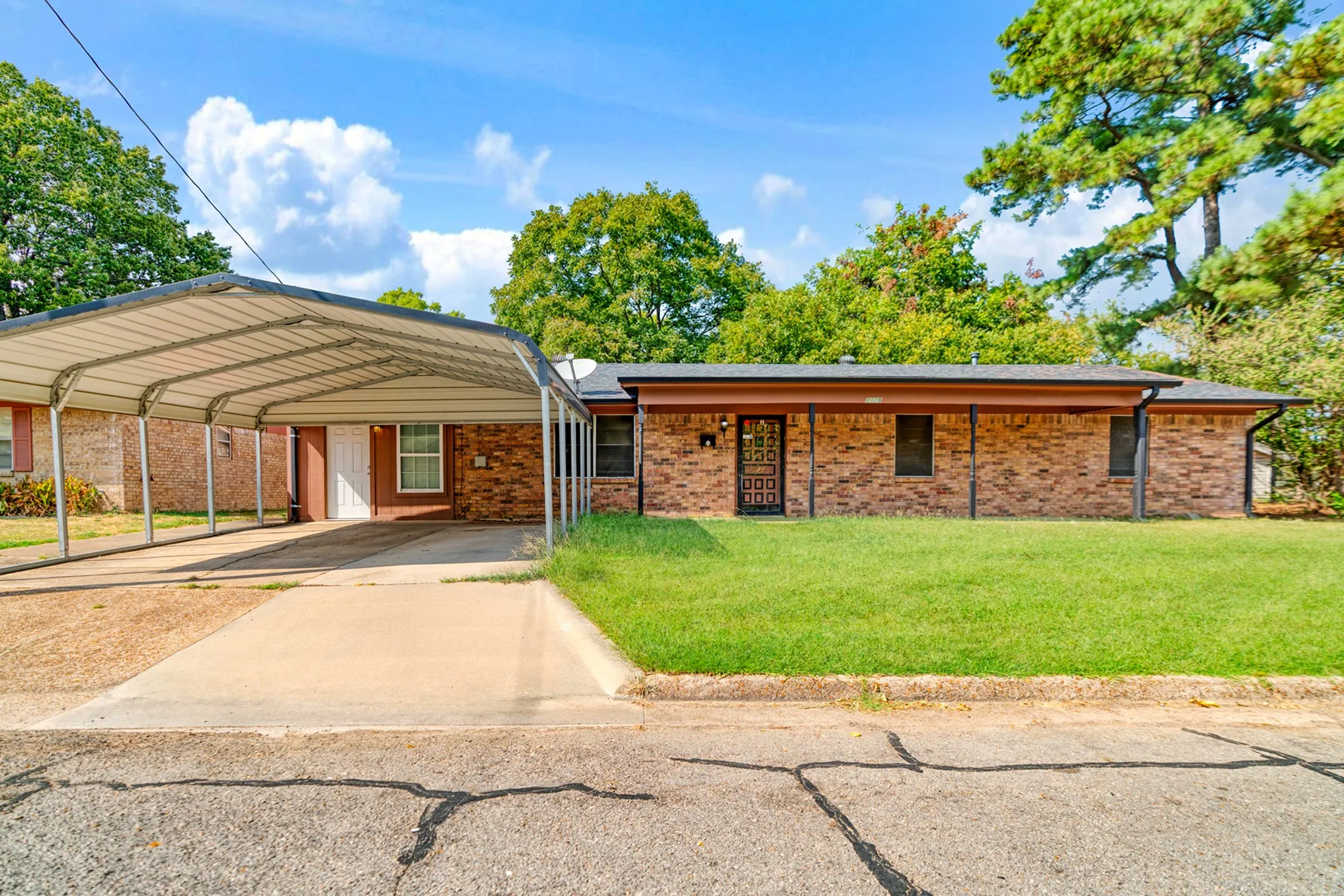 Single Family Residence For Sale in Lamar County , 2820 W Kaufman Street, Paris, Texas 75460, 4 Bedroom, 2 Bathroom, Garage spaces, 1,830 Sqft, built in 1976, mls#21369180, Real Estate Agent in Paris, Homes For Sale in Lamar county, Homes For Sale in Paris, Realtor in Paris Texas, Real Estate Brokerage Independent Realty Texas, Luminita Cordes Realtor
