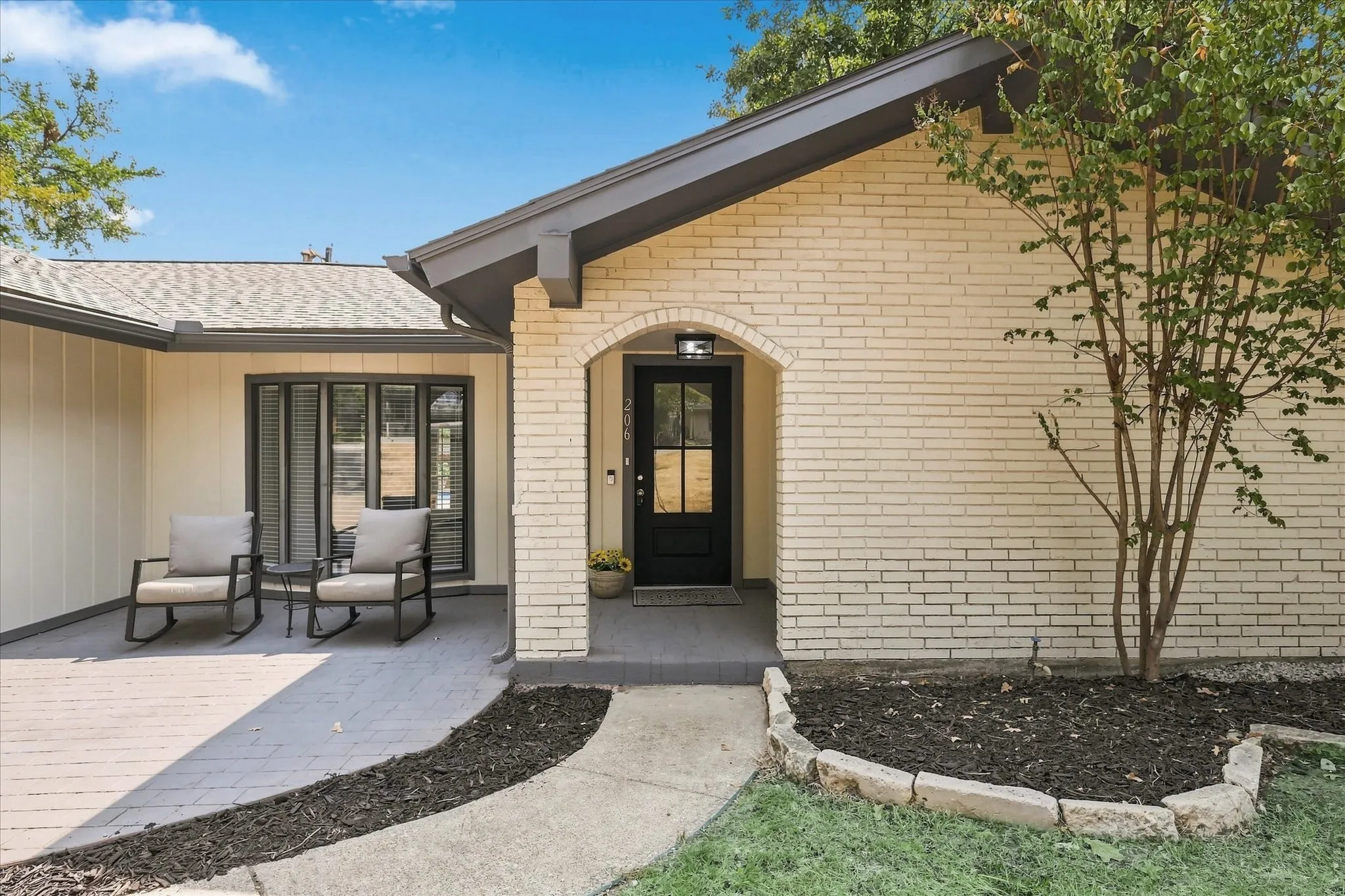 Move-in ready with apx. 1600 sqft in a super quiet area.