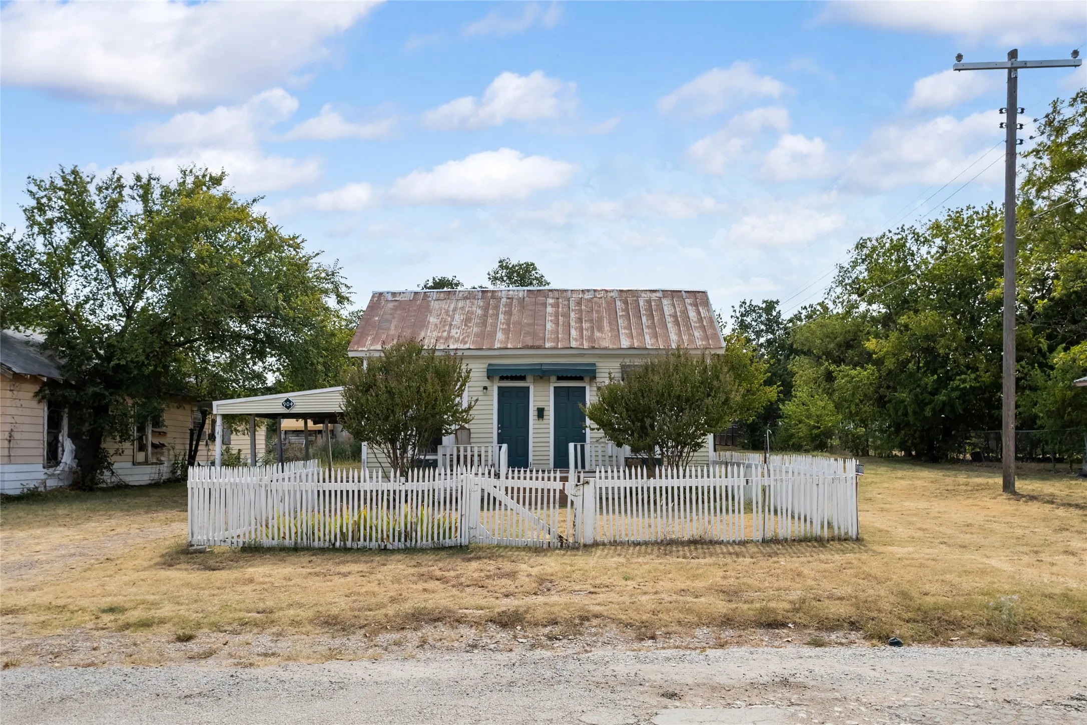 Single Family Residence For Sale in Eastland County , 904 Ave F, Cisco, Texas 76437, 1 Bedroom, 1 Bathroom, Garage spaces, 956 Sqft, built in 1920, mls#21369600, Real Estate Agent in Cisco, Homes For Sale in Eastland county, Homes For Sale in Cisco, Realtor in Cisco Texas, Real Estate Brokerage Independent Realty Texas, Luminita Cordes Realtor