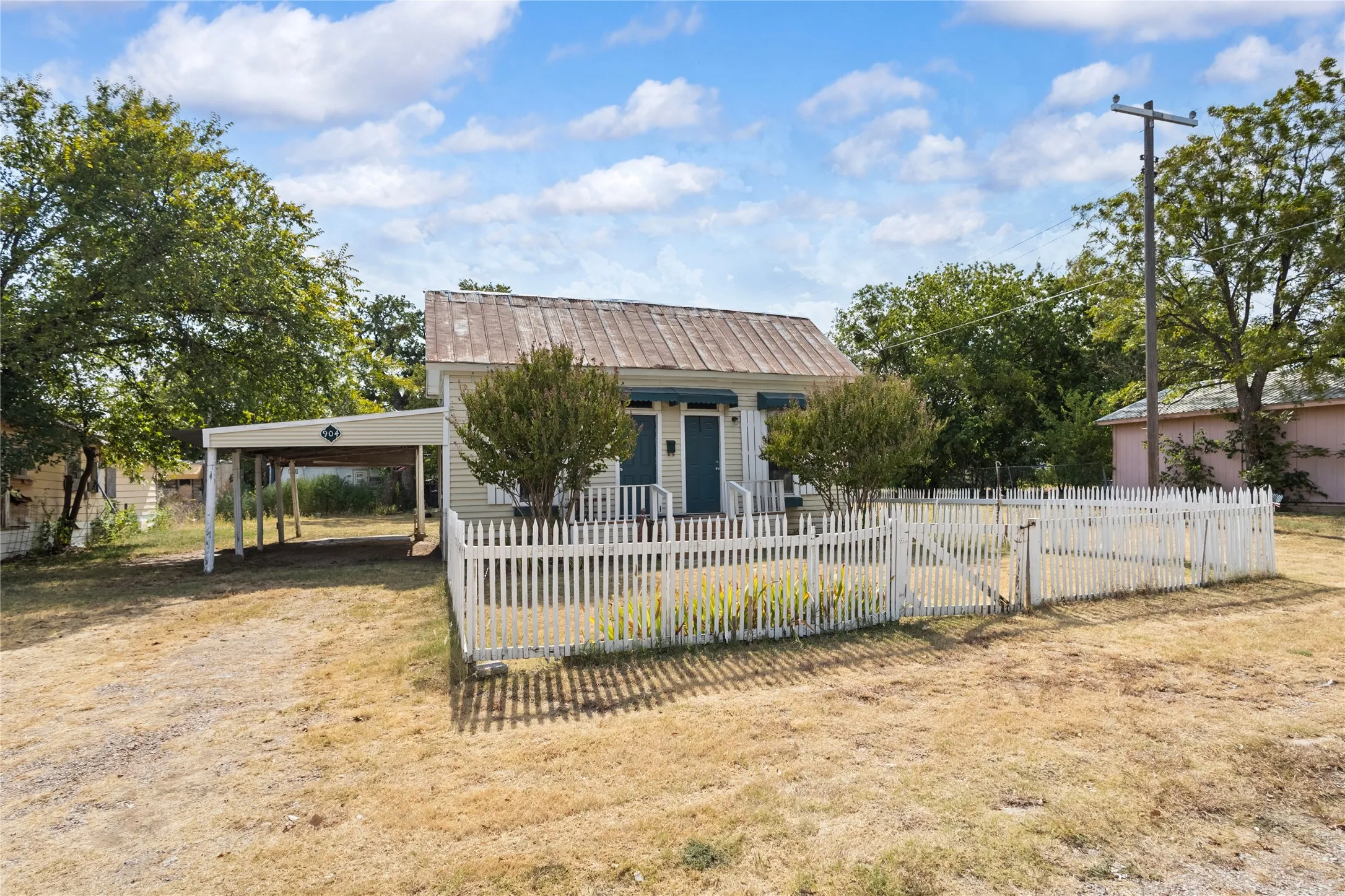 Single Family Residence For Sale in Eastland County , 904 Ave F, Cisco, Texas 76437, 1 Bedroom, 1 Bathroom, Garage spaces, 956 Sqft, built in 1920, mls#21369600, Real Estate Agent in Cisco, Homes For Sale in Eastland county, Homes For Sale in Cisco, Realtor in Cisco Texas, Real Estate Brokerage Independent Realty Texas, Luminita Cordes Realtor