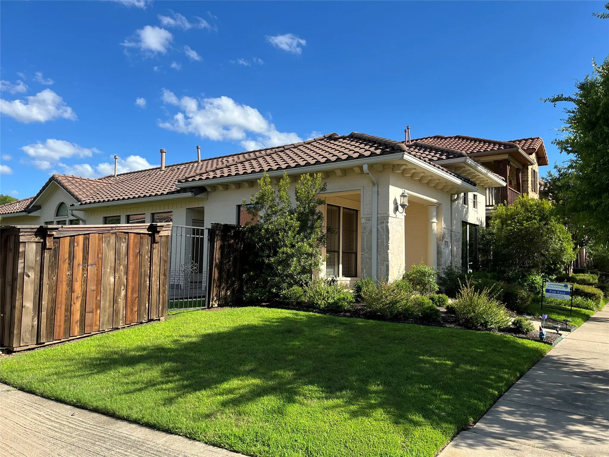 Single Family Residence For Rent in Dallas County , 830 La Cima, Irving, Texas 75039, 3 Bedroom, 2 Bathroom, 2 Garage spaces, 1,828 Sqft, built in 2006, mls#21369706, Real Estate Agent in Irving, Homes For Rent in Dallas county, Homes For Rent in Irving, Realtor in Irving Texas, Real Estate Brokerage Independent Realty Texas, Luminita Cordes Realtor