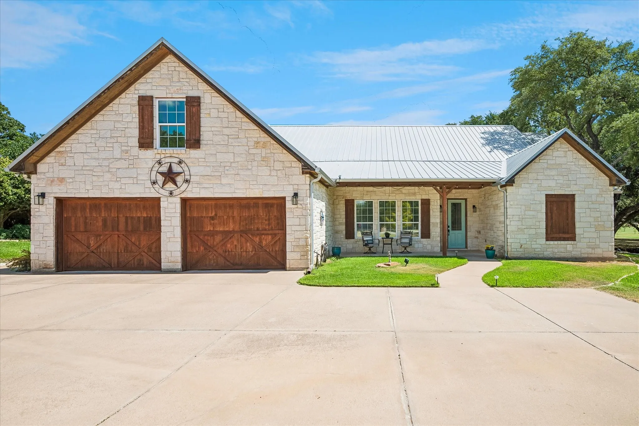 Single Family Residence For Sale in Hood County , 5009 Pequeno Court, De Cordova, Texas 76049, 3 Bedroom, 3 Bathroom, 2 Garage spaces, 3,233 Sqft, built in 2005, mls#21366476, Real Estate Agent in De Cordova, Homes For Sale in Hood county, Homes For Sale in De Cordova, Realtor in De Cordova Texas, Real Estate Brokerage Independent Realty Texas, Luminita Cordes Realtor