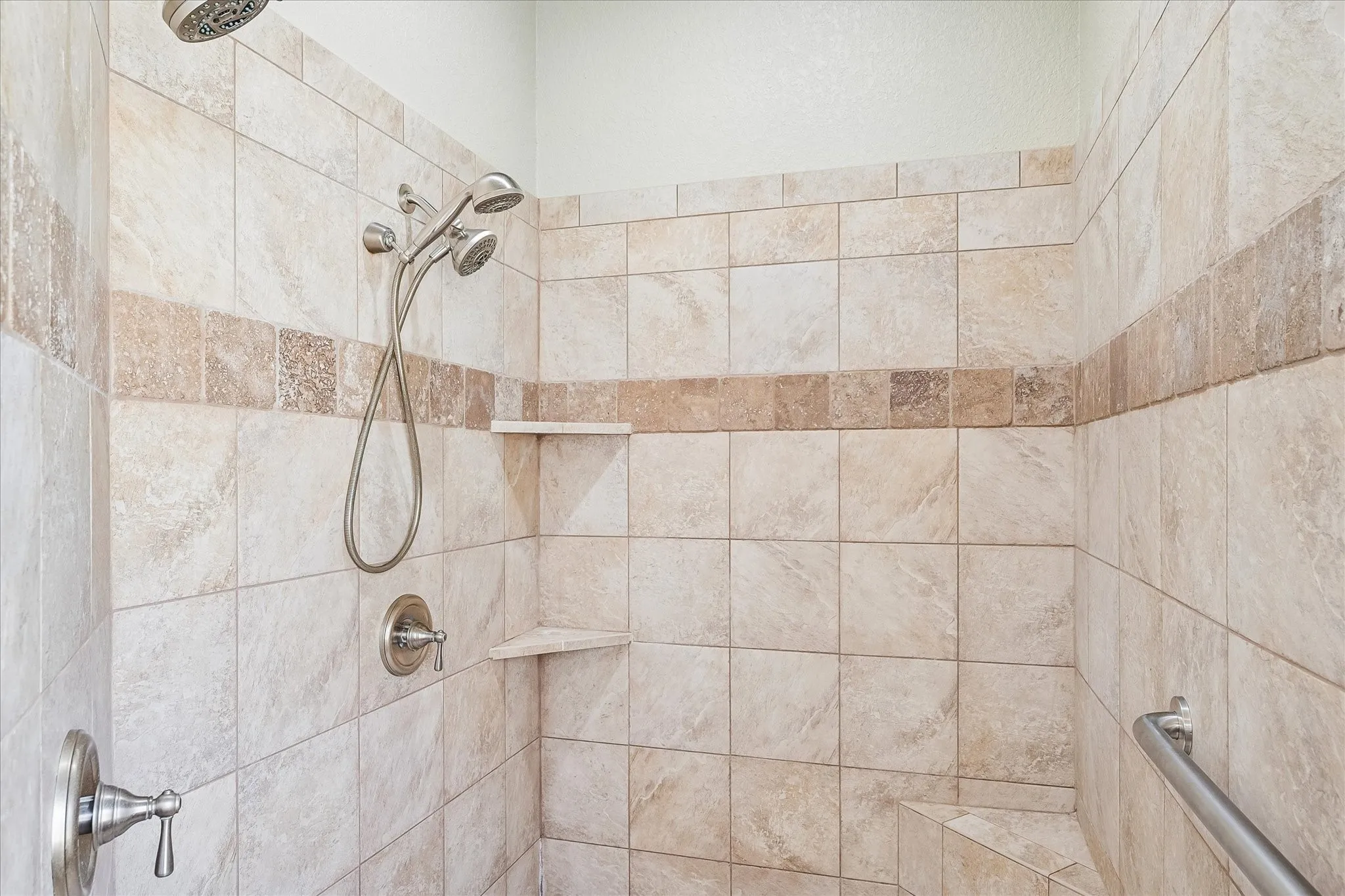 Single Family Residence For Sale in Hood County , 5009 Pequeno Court, De Cordova, Texas 76049, 3 Bedroom, 3 Bathroom, 2 Garage spaces, 3,233 Sqft, built in 2005, mls#21366476, Real Estate Agent in De Cordova, Homes For Sale in Hood county, Homes For Sale in De Cordova, Realtor in De Cordova Texas, Real Estate Brokerage Independent Realty Texas, Luminita Cordes Realtor