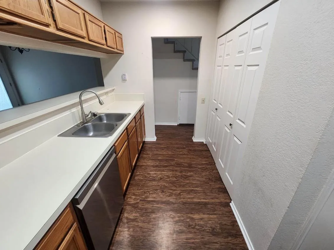 Townhouse For Rent in Tarrant County , 1503 Maybrook Court, Arlington, Texas 76014, 2 Bedroom, 3 Bathroom, 1 Garage spaces, 1,101 Sqft, built in 1986, mls#21369712, Real Estate Agent in Arlington, Homes For Rent in Tarrant county, Homes For Rent in Arlington, Realtor in Arlington Texas, Real Estate Brokerage Independent Realty Texas, Luminita Cordes Realtor