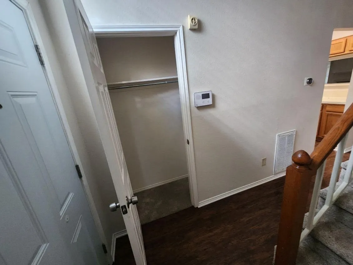 Townhouse For Rent in Tarrant County , 1503 Maybrook Court, Arlington, Texas 76014, 2 Bedroom, 3 Bathroom, 1 Garage spaces, 1,101 Sqft, built in 1986, mls#21369712, Real Estate Agent in Arlington, Homes For Rent in Tarrant county, Homes For Rent in Arlington, Realtor in Arlington Texas, Real Estate Brokerage Independent Realty Texas, Luminita Cordes Realtor