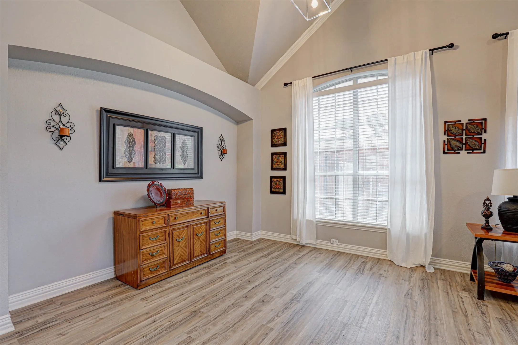 Generous dining space with an open, airy feel — easy to make your own.