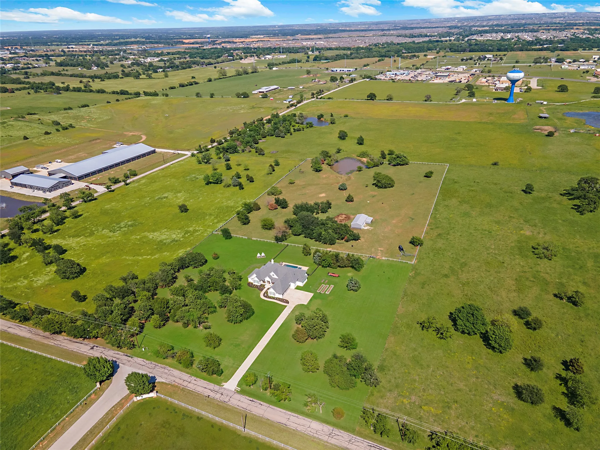 This is horse country with sandy soil and marvelous equestrian facilities within a few miles.