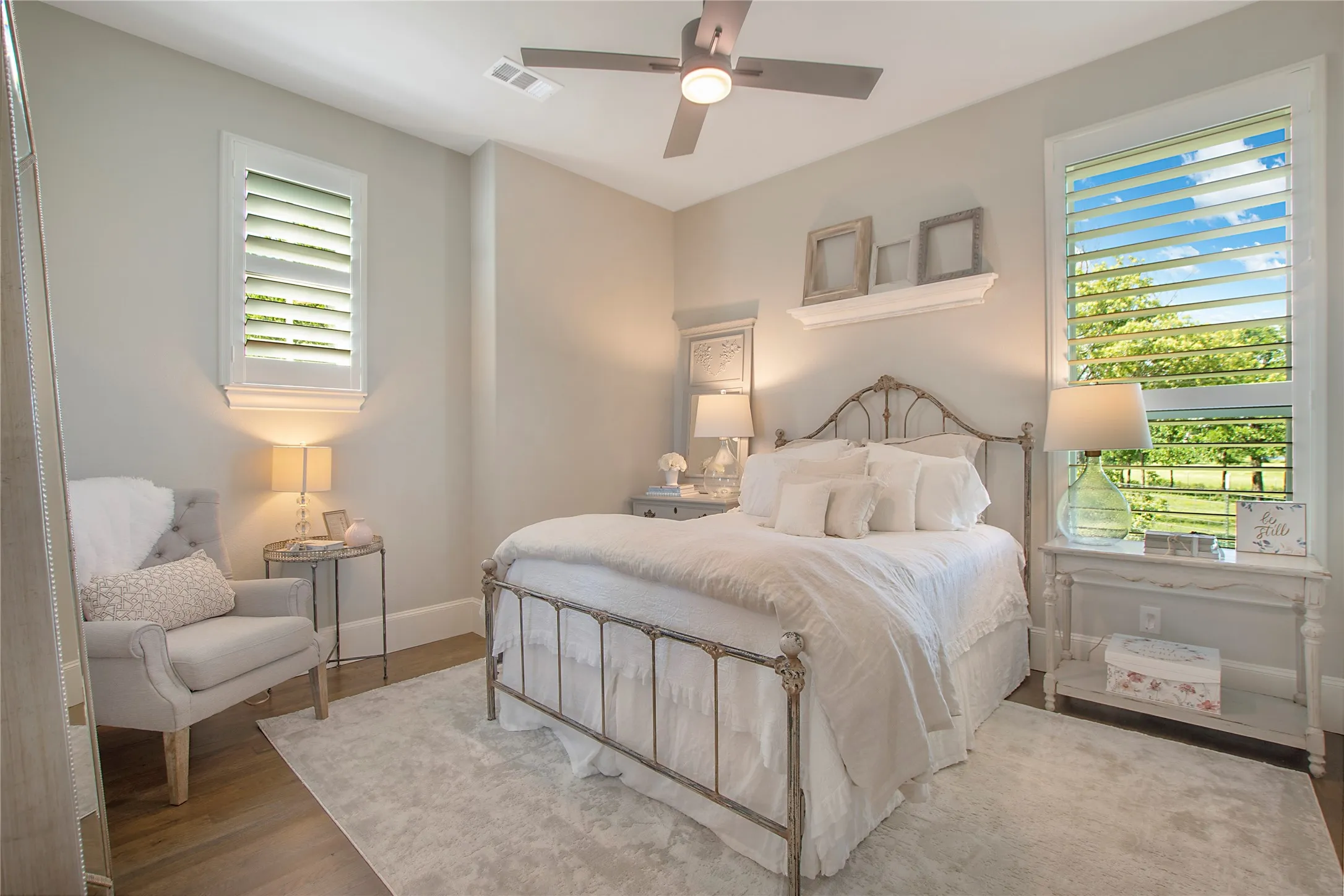 Split guest bedroom with ensuite bathroom and large walk in closet.