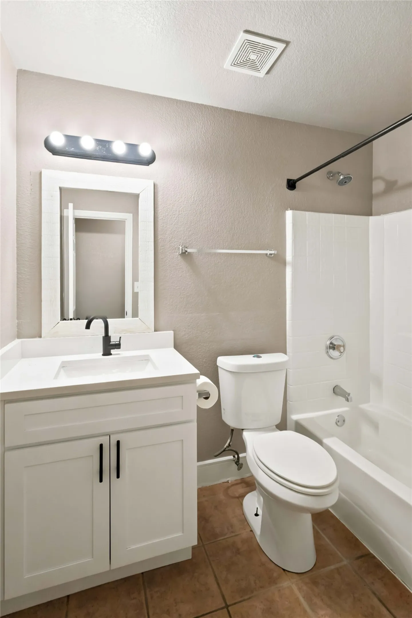 Single Family Residence For Sale in Ellis County , 627 Brenna Road, Waxahachie, Texas 75165, 4 Bedroom, 2 Bathroom, 2 Garage spaces, 1,504 Sqft, built in 2003, mls#21369718, Real Estate Agent in Waxahachie, Homes For Sale in Ellis county, Homes For Sale in Waxahachie, Realtor in Waxahachie Texas, Real Estate Brokerage Independent Realty Texas, Luminita Cordes Realtor