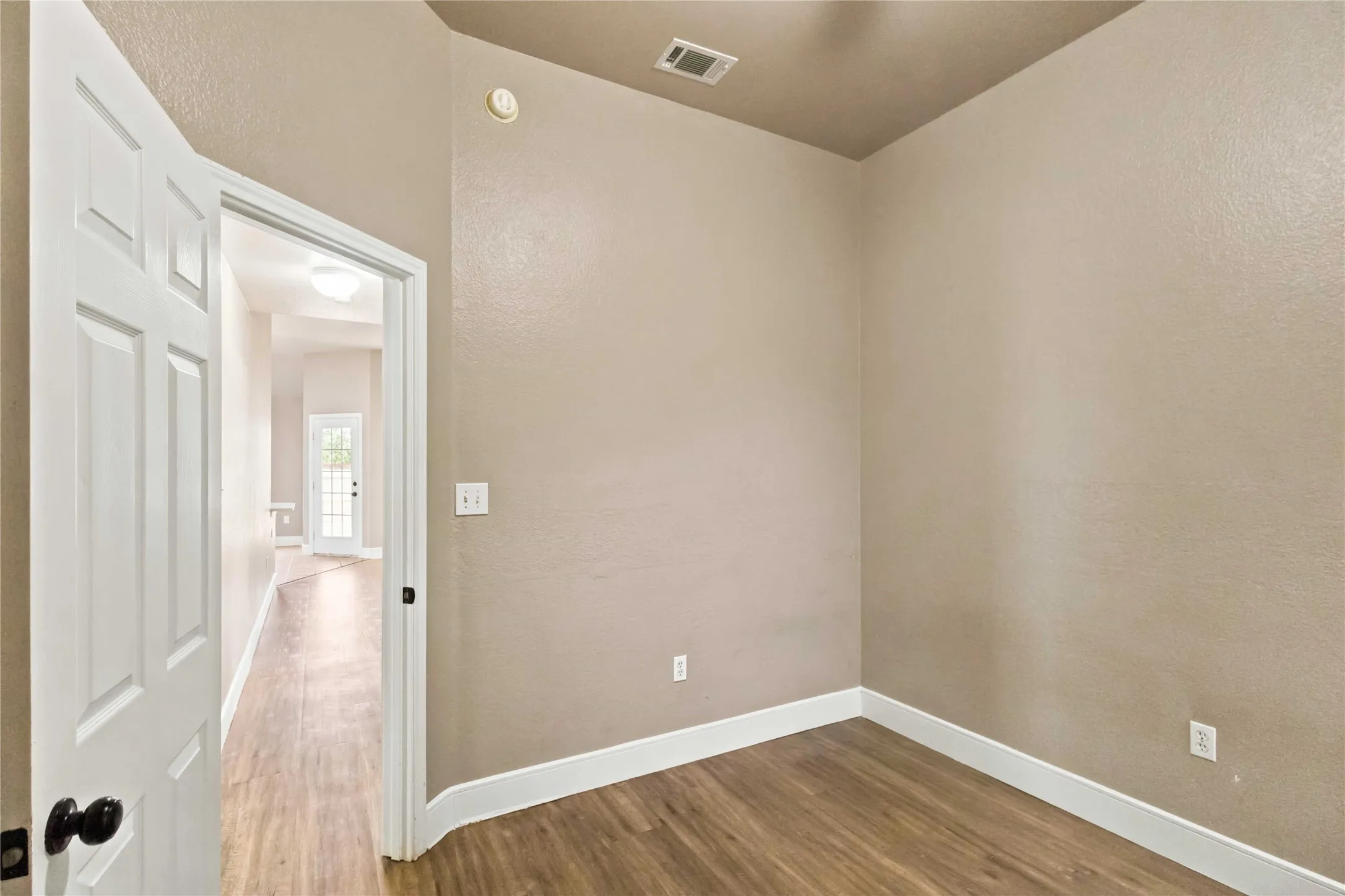 Single Family Residence For Sale in Ellis County , 627 Brenna Road, Waxahachie, Texas 75165, 4 Bedroom, 2 Bathroom, 2 Garage spaces, 1,504 Sqft, built in 2003, mls#21369718, Real Estate Agent in Waxahachie, Homes For Sale in Ellis county, Homes For Sale in Waxahachie, Realtor in Waxahachie Texas, Real Estate Brokerage Independent Realty Texas, Luminita Cordes Realtor