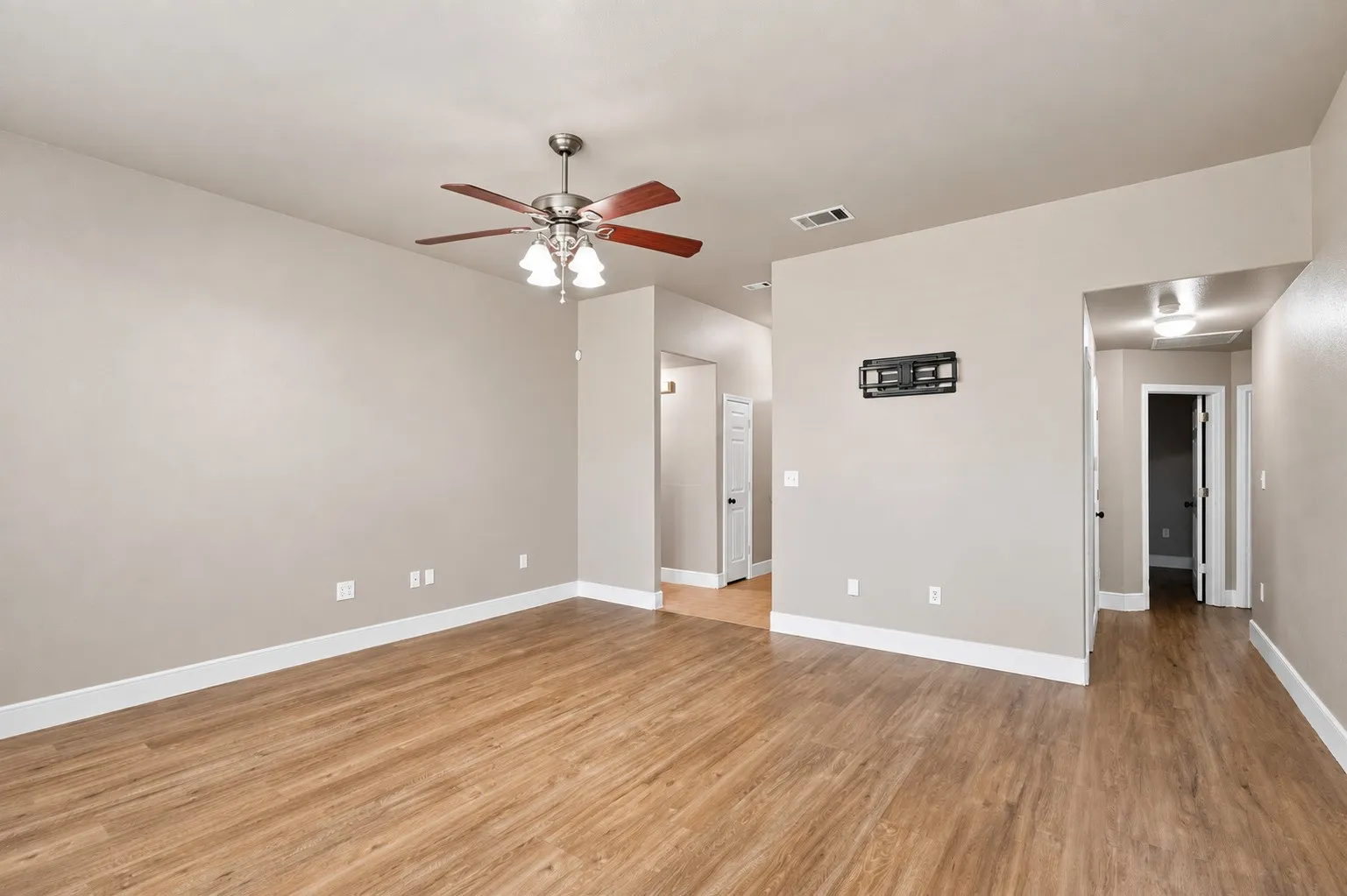 Single Family Residence For Sale in Ellis County , 627 Brenna Road, Waxahachie, Texas 75165, 4 Bedroom, 2 Bathroom, 2 Garage spaces, 1,504 Sqft, built in 2003, mls#21369718, Real Estate Agent in Waxahachie, Homes For Sale in Ellis county, Homes For Sale in Waxahachie, Realtor in Waxahachie Texas, Real Estate Brokerage Independent Realty Texas, Luminita Cordes Realtor