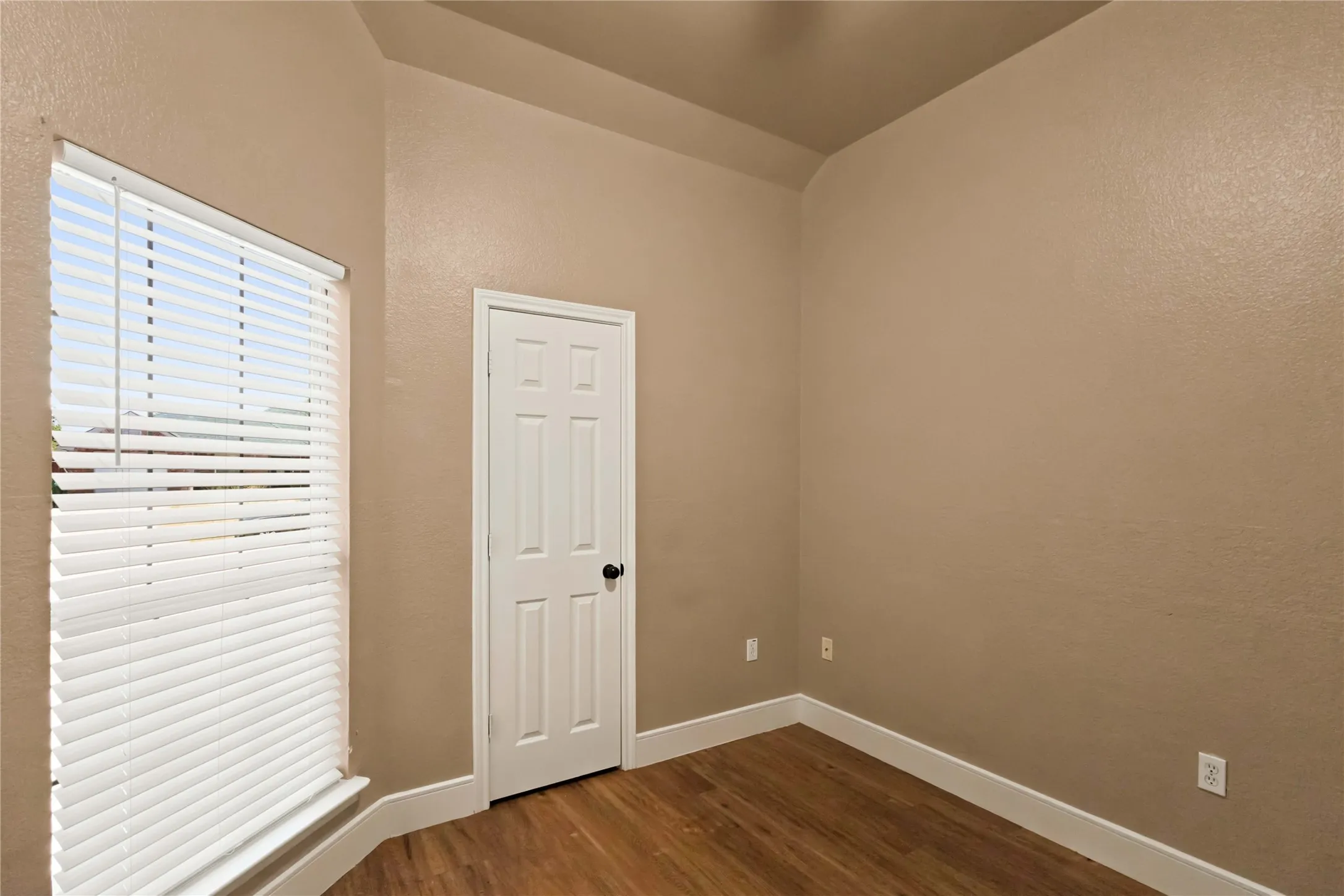 Single Family Residence For Sale in Ellis County , 627 Brenna Road, Waxahachie, Texas 75165, 4 Bedroom, 2 Bathroom, 2 Garage spaces, 1,504 Sqft, built in 2003, mls#21369718, Real Estate Agent in Waxahachie, Homes For Sale in Ellis county, Homes For Sale in Waxahachie, Realtor in Waxahachie Texas, Real Estate Brokerage Independent Realty Texas, Luminita Cordes Realtor