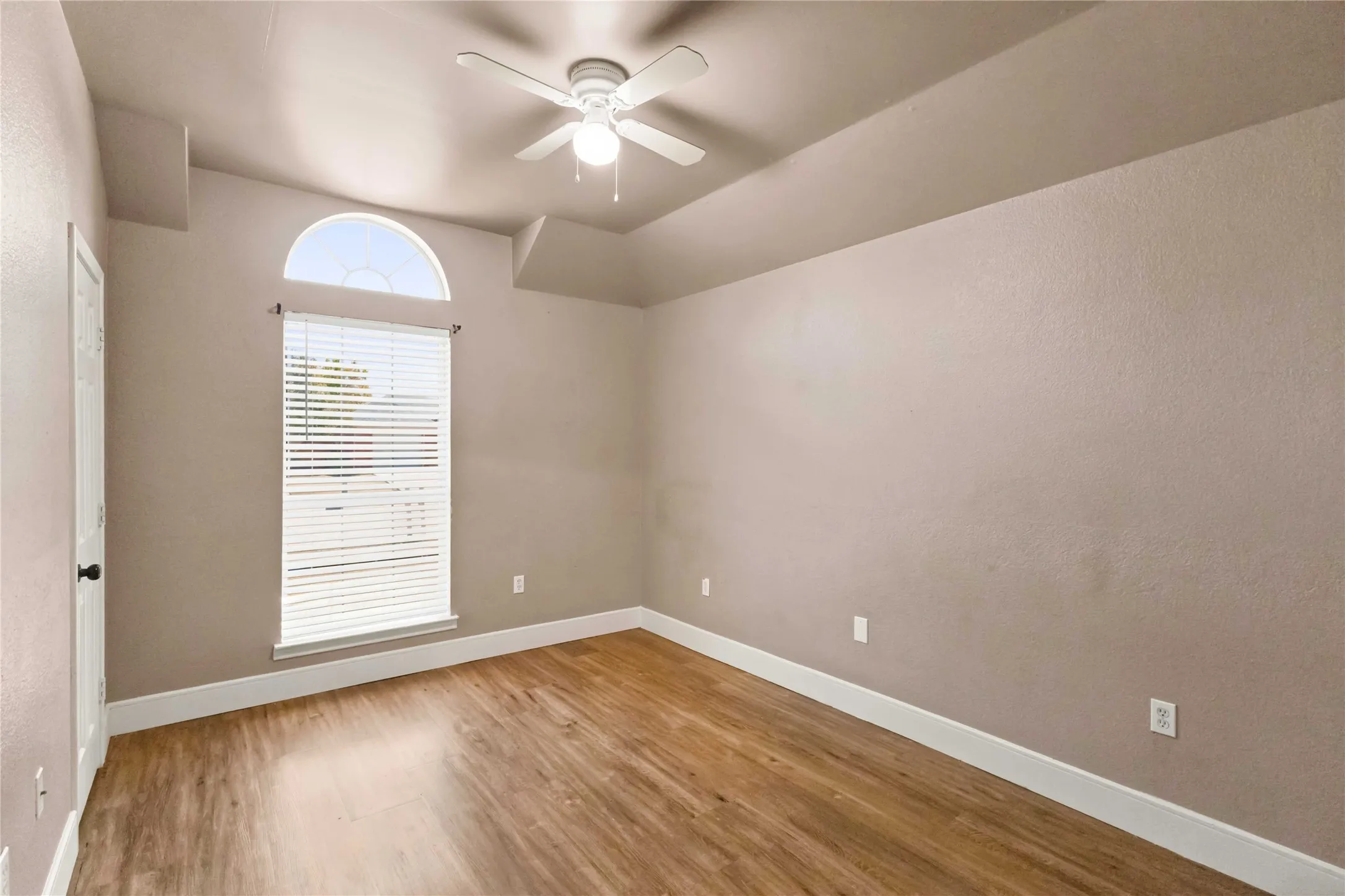 Single Family Residence For Sale in Ellis County , 627 Brenna Road, Waxahachie, Texas 75165, 4 Bedroom, 2 Bathroom, 2 Garage spaces, 1,504 Sqft, built in 2003, mls#21369718, Real Estate Agent in Waxahachie, Homes For Sale in Ellis county, Homes For Sale in Waxahachie, Realtor in Waxahachie Texas, Real Estate Brokerage Independent Realty Texas, Luminita Cordes Realtor
