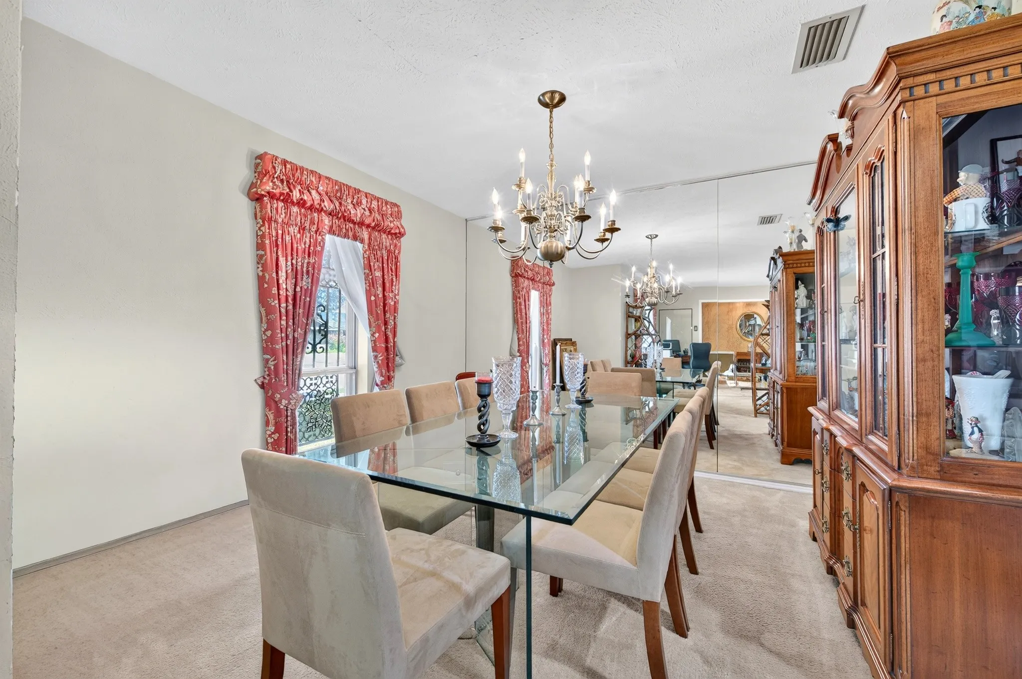 Formal Dining room adjoins to kitchen