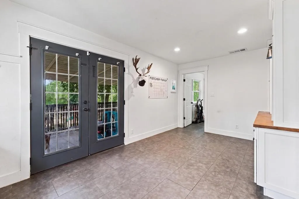 Single Family Residence For Sale in Grayson County , 405 E College Street, Gunter, Texas 75058, 3 Bedroom, 2 Bathroom, 2 Garage spaces, 1,928 Sqft, built in 1940, mls#21355438, Real Estate Agent in Gunter, Homes For Sale in Grayson county, Homes For Sale in Gunter, Realtor in Gunter Texas, Real Estate Brokerage Independent Realty Texas, Luminita Cordes Realtor