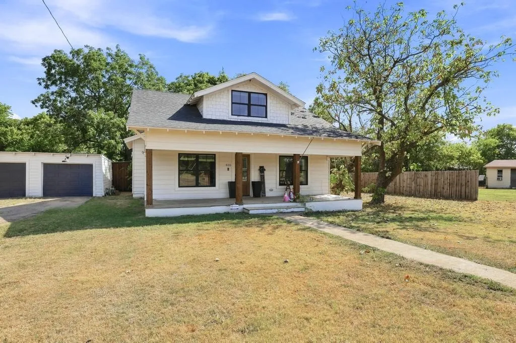 Single Family Residence For Sale in Grayson County , 405 E College Street, Gunter, Texas 75058, 3 Bedroom, 2 Bathroom, 2 Garage spaces, 1,928 Sqft, built in 1940, mls#21355438, Real Estate Agent in Gunter, Homes For Sale in Grayson county, Homes For Sale in Gunter, Realtor in Gunter Texas, Real Estate Brokerage Independent Realty Texas, Luminita Cordes Realtor