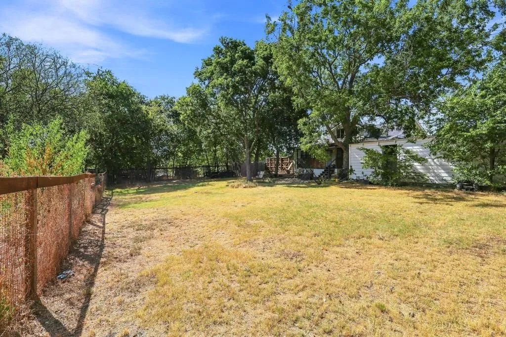 Single Family Residence For Sale in Grayson County , 405 E College Street, Gunter, Texas 75058, 3 Bedroom, 2 Bathroom, 2 Garage spaces, 1,928 Sqft, built in 1940, mls#21355438, Real Estate Agent in Gunter, Homes For Sale in Grayson county, Homes For Sale in Gunter, Realtor in Gunter Texas, Real Estate Brokerage Independent Realty Texas, Luminita Cordes Realtor