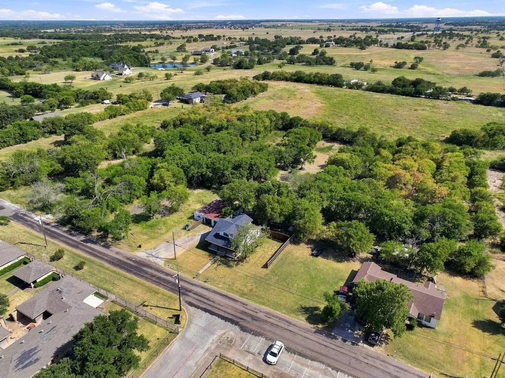 Single Family Residence For Sale in Grayson County , 405 E College Street, Gunter, Texas 75058, 3 Bedroom, 2 Bathroom, 2 Garage spaces, 1,928 Sqft, built in 1940, mls#21355438, Real Estate Agent in Gunter, Homes For Sale in Grayson county, Homes For Sale in Gunter, Realtor in Gunter Texas, Real Estate Brokerage Independent Realty Texas, Luminita Cordes Realtor
