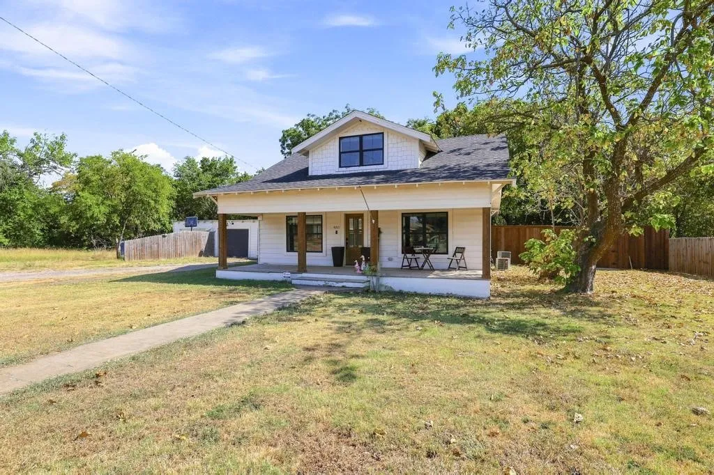 Single Family Residence For Sale in Grayson County , 405 E College Street, Gunter, Texas 75058, 3 Bedroom, 2 Bathroom, 2 Garage spaces, 1,928 Sqft, built in 1940, mls#21355438, Real Estate Agent in Gunter, Homes For Sale in Grayson county, Homes For Sale in Gunter, Realtor in Gunter Texas, Real Estate Brokerage Independent Realty Texas, Luminita Cordes Realtor