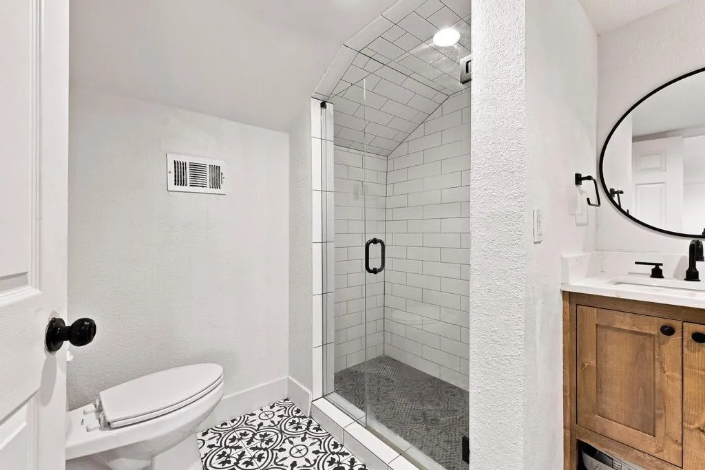 Single Family Residence For Sale in Grayson County , 405 E College Street, Gunter, Texas 75058, 3 Bedroom, 2 Bathroom, 2 Garage spaces, 1,928 Sqft, built in 1940, mls#21355438, Real Estate Agent in Gunter, Homes For Sale in Grayson county, Homes For Sale in Gunter, Realtor in Gunter Texas, Real Estate Brokerage Independent Realty Texas, Luminita Cordes Realtor