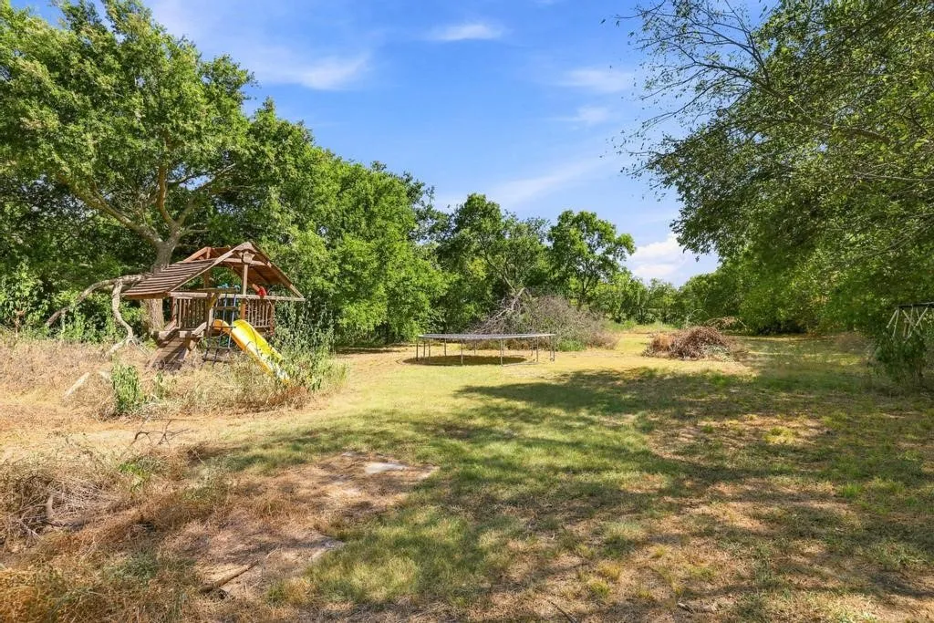 Single Family Residence For Sale in Grayson County , 405 E College Street, Gunter, Texas 75058, 3 Bedroom, 2 Bathroom, 2 Garage spaces, 1,928 Sqft, built in 1940, mls#21355438, Real Estate Agent in Gunter, Homes For Sale in Grayson county, Homes For Sale in Gunter, Realtor in Gunter Texas, Real Estate Brokerage Independent Realty Texas, Luminita Cordes Realtor