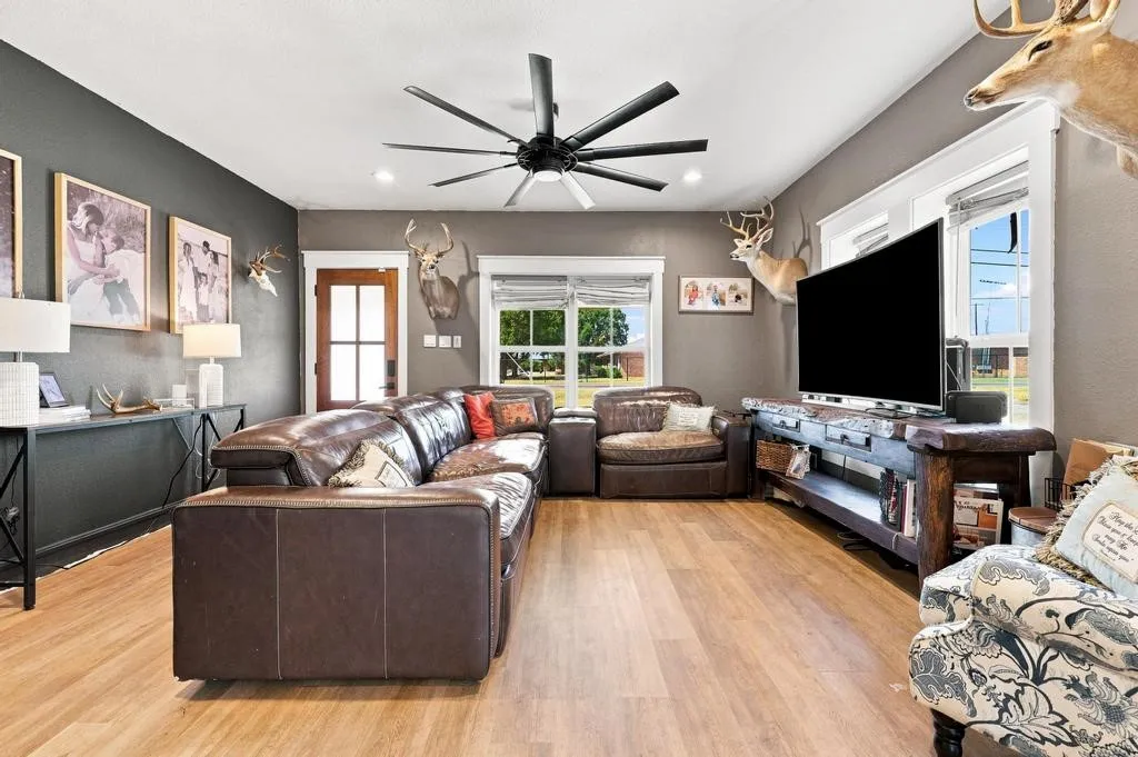 Single Family Residence For Sale in Grayson County , 405 E College Street, Gunter, Texas 75058, 3 Bedroom, 2 Bathroom, 2 Garage spaces, 1,928 Sqft, built in 1940, mls#21355438, Real Estate Agent in Gunter, Homes For Sale in Grayson county, Homes For Sale in Gunter, Realtor in Gunter Texas, Real Estate Brokerage Independent Realty Texas, Luminita Cordes Realtor