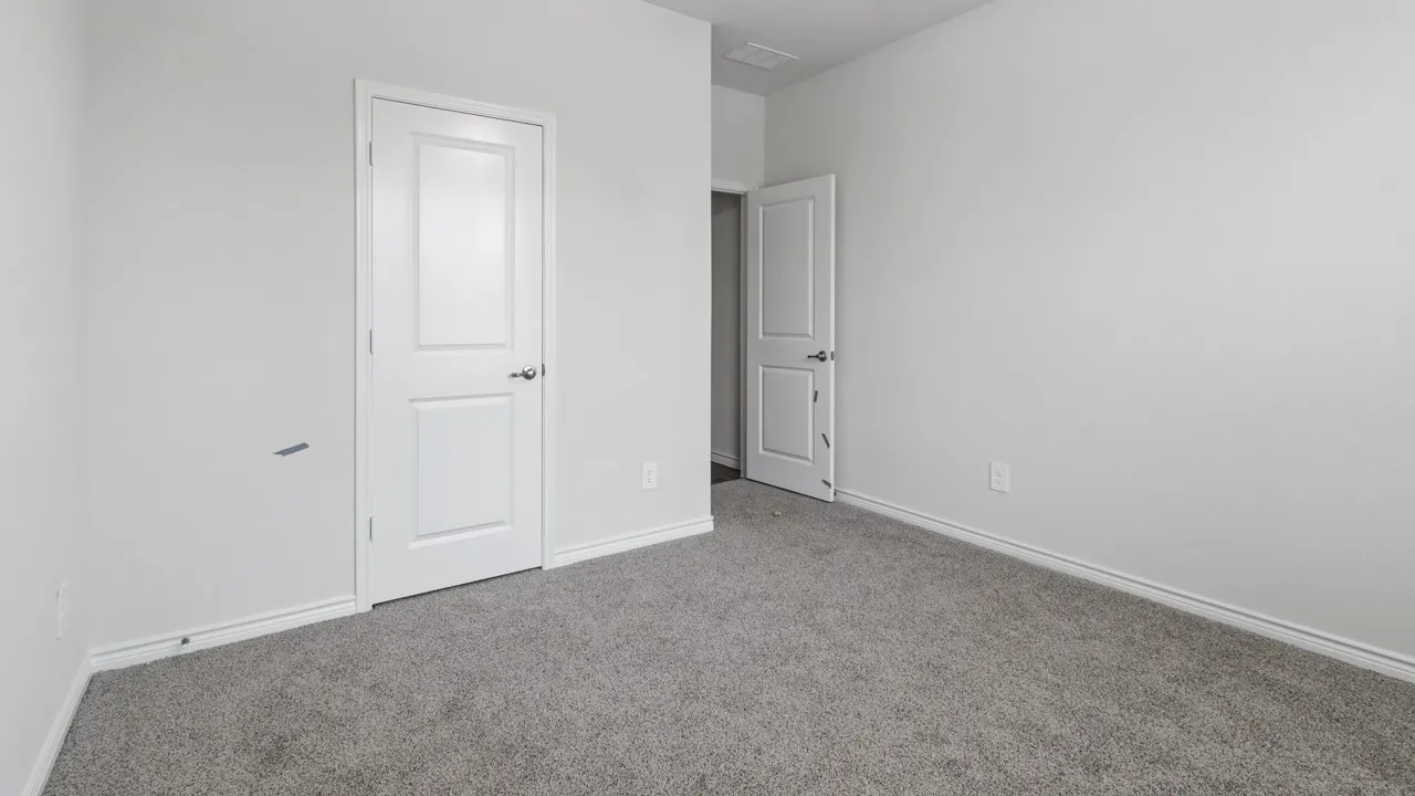 Light gray wall-to-wall carpeting
