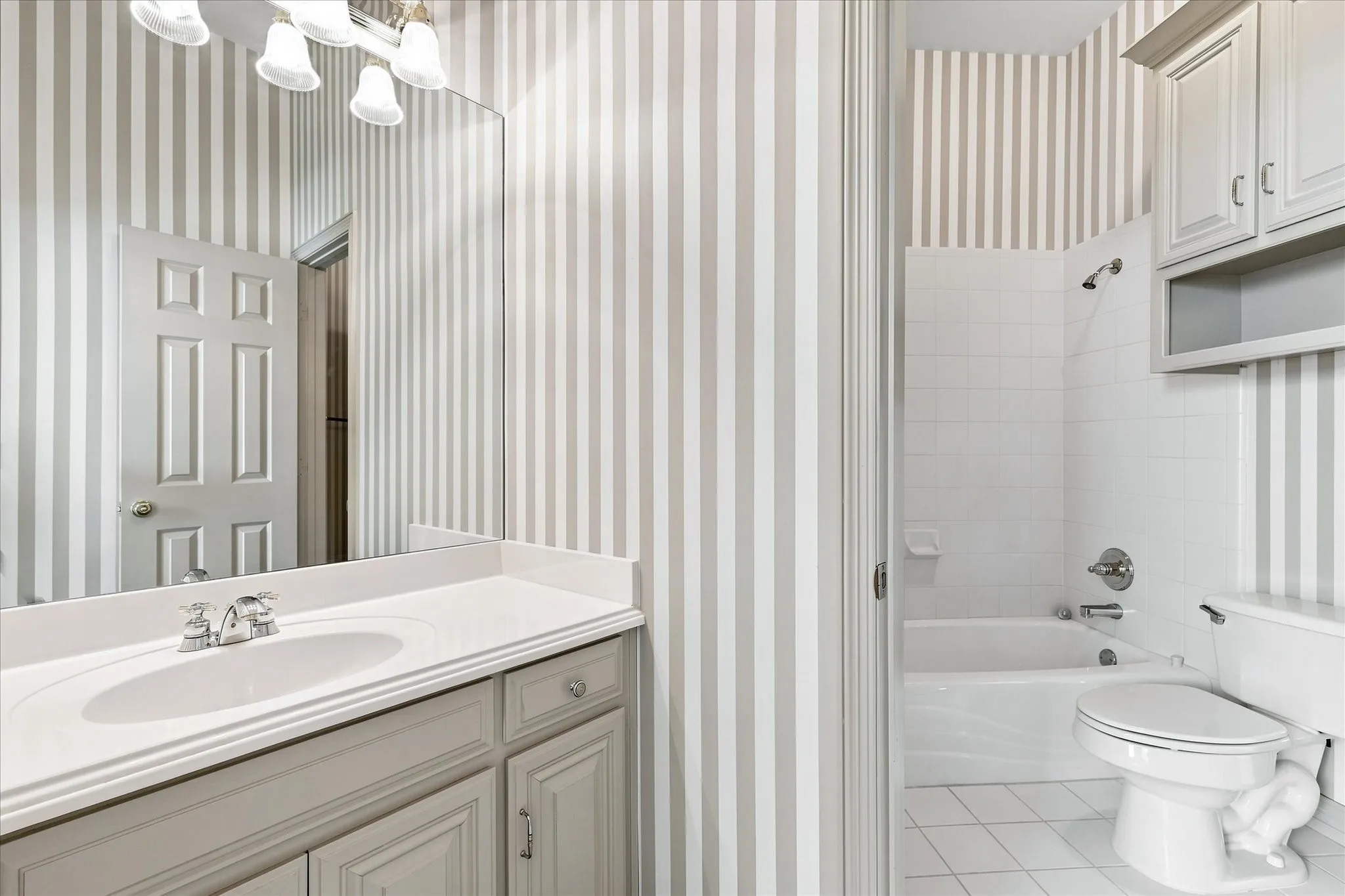 Jack and Jill bath with tub