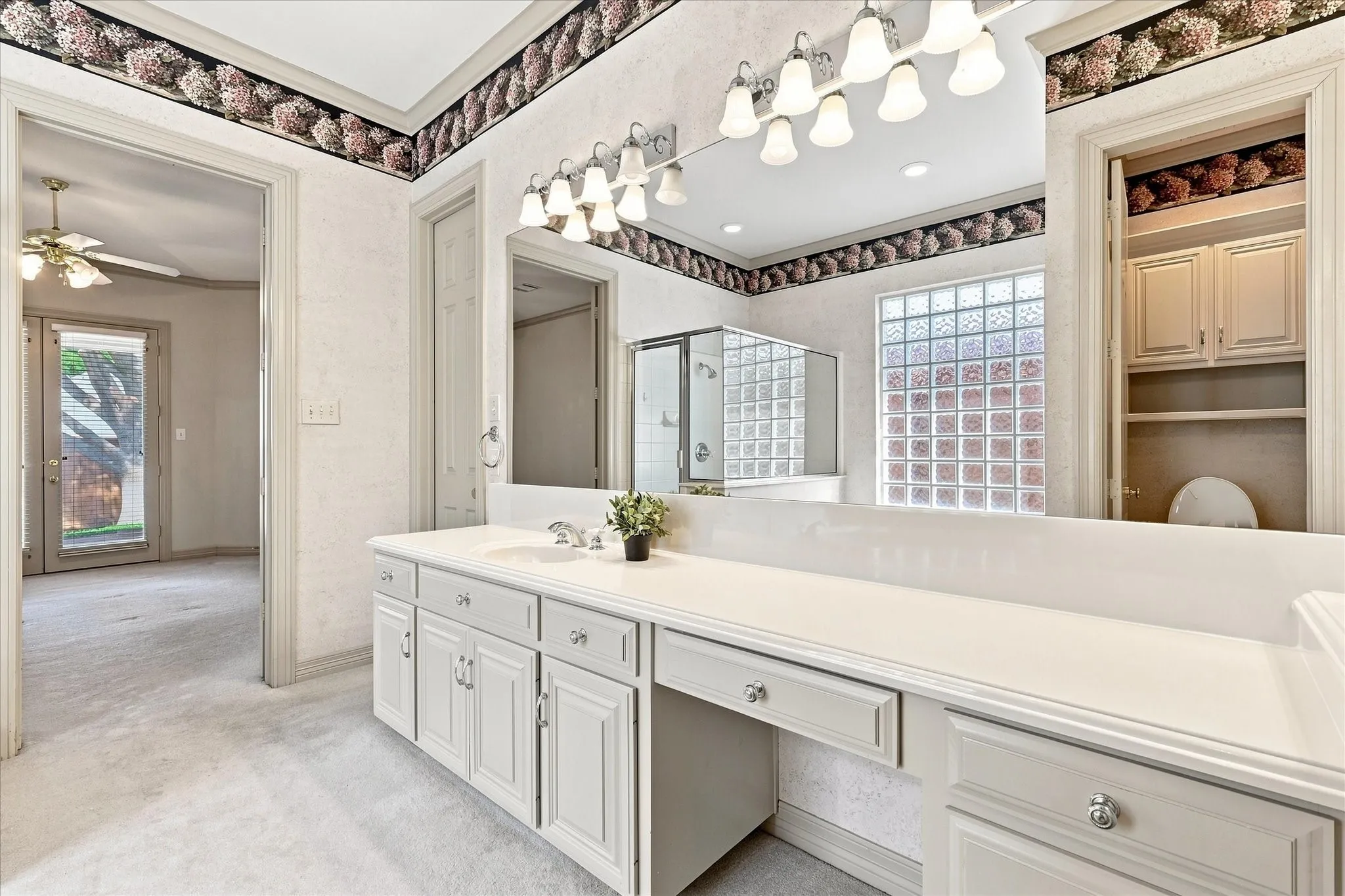 Vanity with leg room for sitting