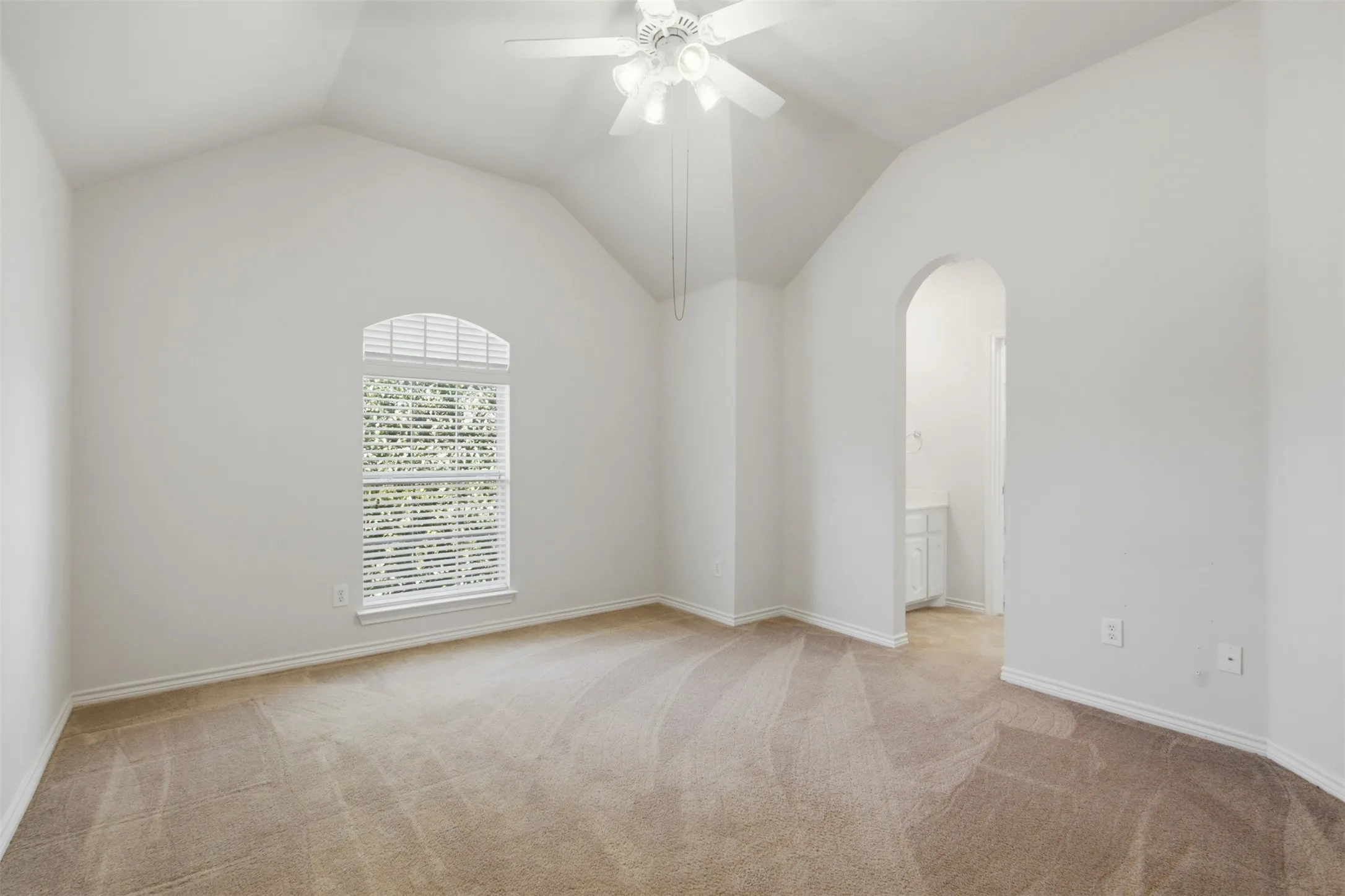 Single Family Residence For Sale in Tarrant County , 4806 Fitzgerald Drive, Mansfield, Texas 76063, 7 Bedroom, 4 Bathroom, 2 Garage spaces, 4,249 Sqft, built in 2006, mls#21367373, Real Estate Agent in Mansfield, Homes For Sale in Tarrant county, Homes For Sale in Mansfield, Realtor in Mansfield Texas, Real Estate Brokerage Independent Realty Texas, Luminita Cordes Realtor