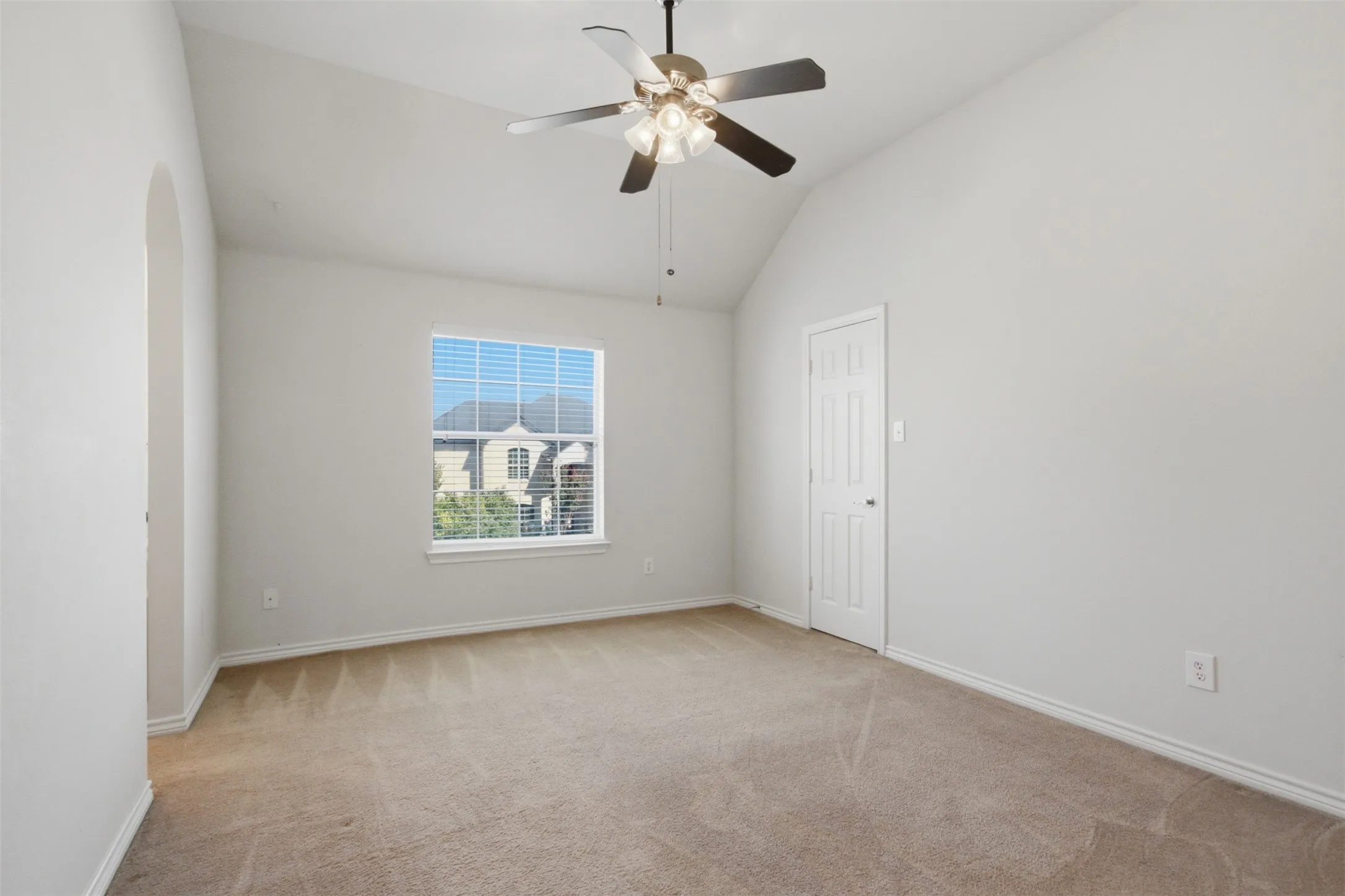 Single Family Residence For Sale in Tarrant County , 4806 Fitzgerald Drive, Mansfield, Texas 76063, 7 Bedroom, 4 Bathroom, 2 Garage spaces, 4,249 Sqft, built in 2006, mls#21367373, Real Estate Agent in Mansfield, Homes For Sale in Tarrant county, Homes For Sale in Mansfield, Realtor in Mansfield Texas, Real Estate Brokerage Independent Realty Texas, Luminita Cordes Realtor
