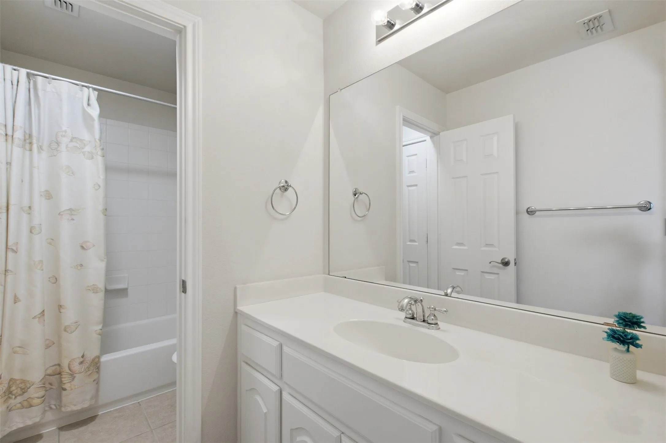 Single Family Residence For Sale in Tarrant County , 4806 Fitzgerald Drive, Mansfield, Texas 76063, 7 Bedroom, 4 Bathroom, 2 Garage spaces, 4,249 Sqft, built in 2006, mls#21367373, Real Estate Agent in Mansfield, Homes For Sale in Tarrant county, Homes For Sale in Mansfield, Realtor in Mansfield Texas, Real Estate Brokerage Independent Realty Texas, Luminita Cordes Realtor