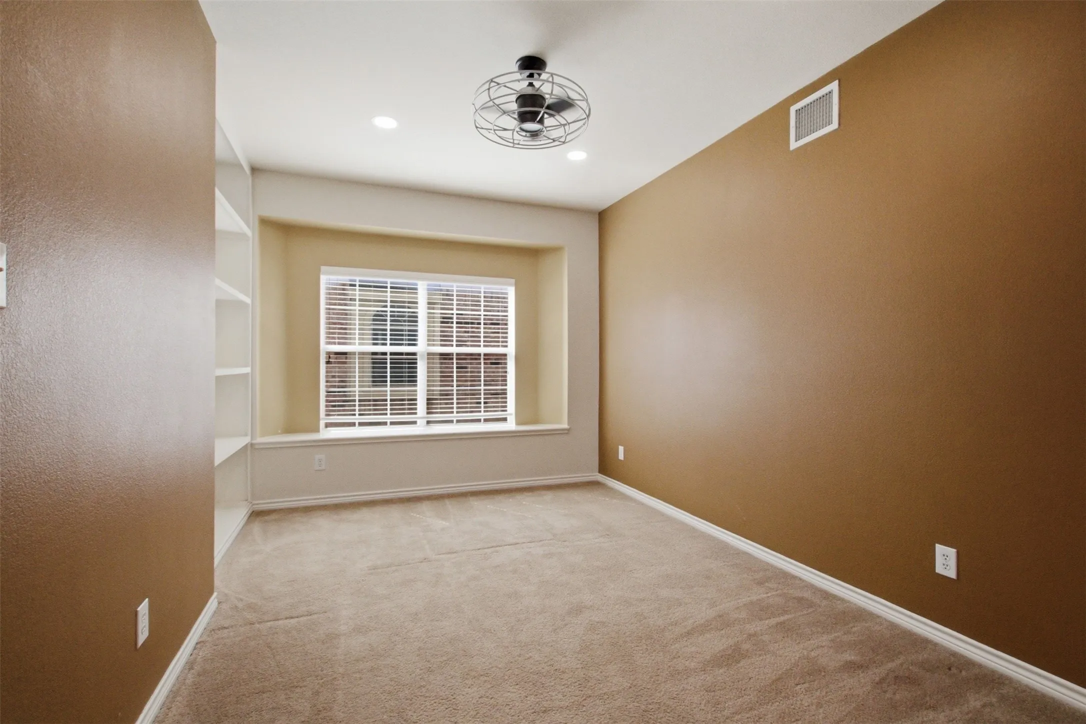 Single Family Residence For Sale in Tarrant County , 4806 Fitzgerald Drive, Mansfield, Texas 76063, 7 Bedroom, 4 Bathroom, 2 Garage spaces, 4,249 Sqft, built in 2006, mls#21367373, Real Estate Agent in Mansfield, Homes For Sale in Tarrant county, Homes For Sale in Mansfield, Realtor in Mansfield Texas, Real Estate Brokerage Independent Realty Texas, Luminita Cordes Realtor