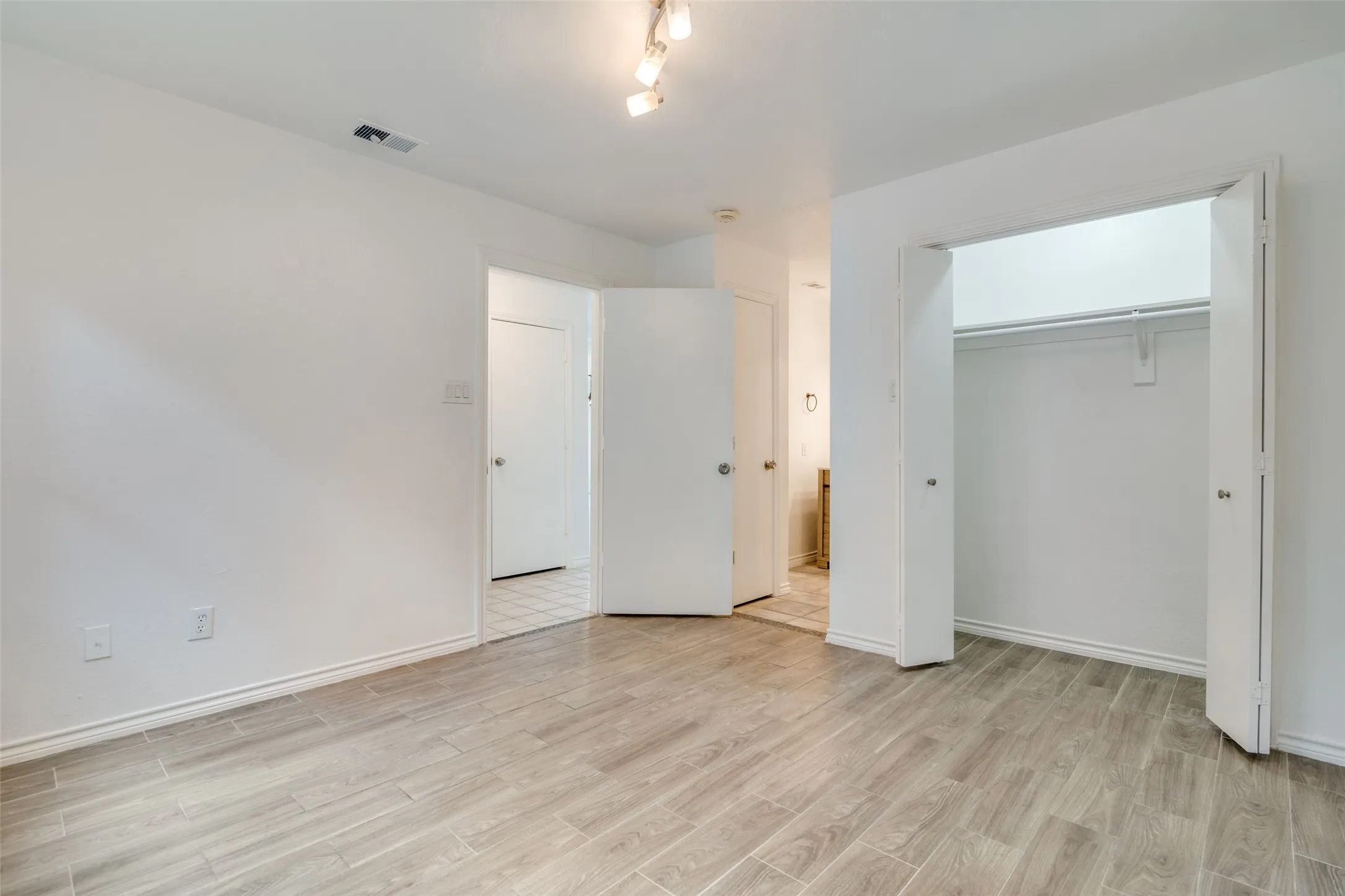Condominium For Rent in Rockwall County , 1107 Signal Ridge Place, Rockwall, Texas 75032, 2 Bedroom, 2 Bathroom, Garage spaces, 1,185 Sqft, built in 1985, mls#21369732, Real Estate Agent in Rockwall, Homes For Rent in Rockwall county, Homes For Rent in Rockwall, Realtor in Rockwall Texas, Real Estate Brokerage Independent Realty Texas, Luminita Cordes Realtor