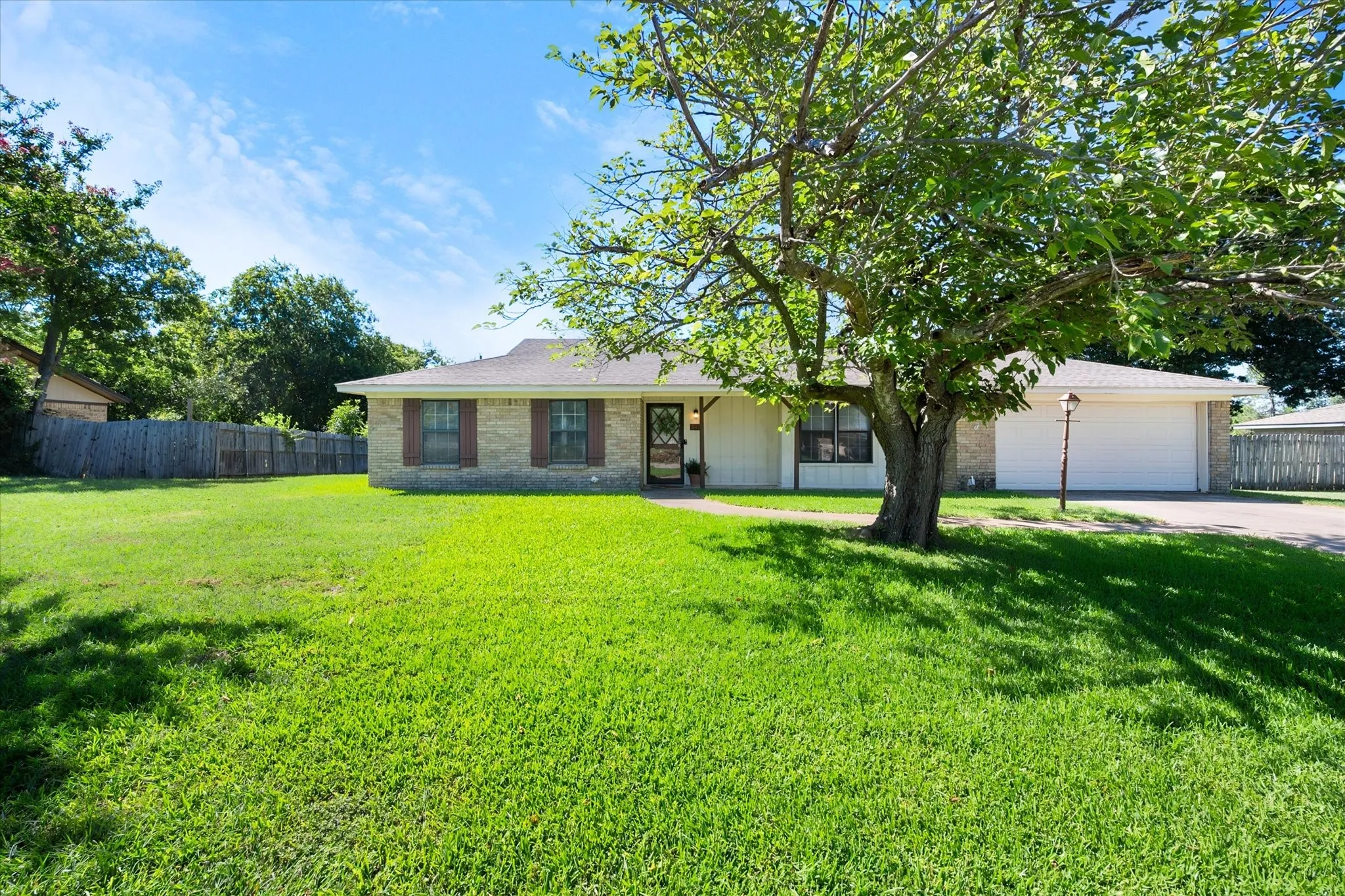 Single Family Residence For Sale in Navarro County , 313 Wesley, Corsicana, Texas 75110, 3 Bedroom, 2 Bathroom, 2 Garage spaces, 1,503 Sqft, built in 1979, mls#21339917, Real Estate Agent in Corsicana, Homes For Sale in Navarro county, Homes For Sale in Corsicana, Realtor in Corsicana Texas, Real Estate Brokerage Independent Realty Texas, Luminita Cordes Realtor