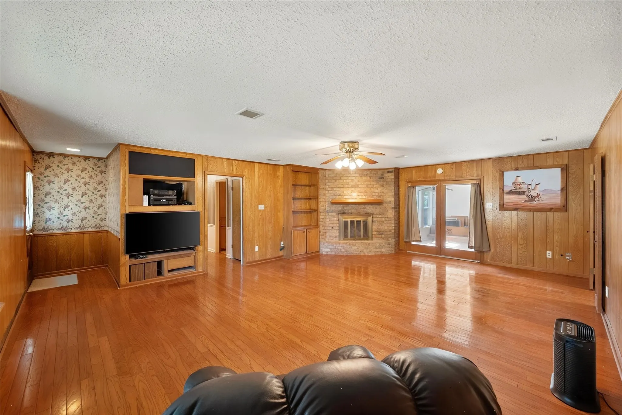 Single Family Residence For Sale in Navarro County , 313 Wesley, Corsicana, Texas 75110, 3 Bedroom, 2 Bathroom, 2 Garage spaces, 1,503 Sqft, built in 1979, mls#21339917, Real Estate Agent in Corsicana, Homes For Sale in Navarro county, Homes For Sale in Corsicana, Realtor in Corsicana Texas, Real Estate Brokerage Independent Realty Texas, Luminita Cordes Realtor