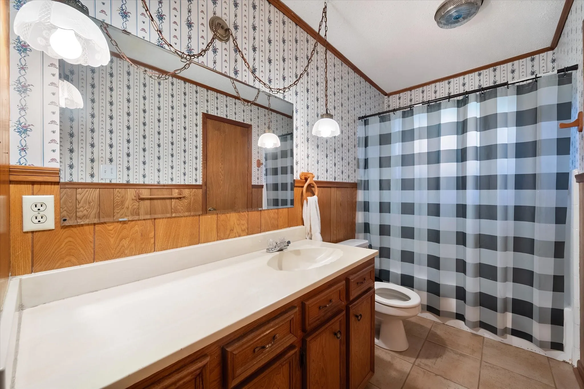 Guest bath, tub and shower combination