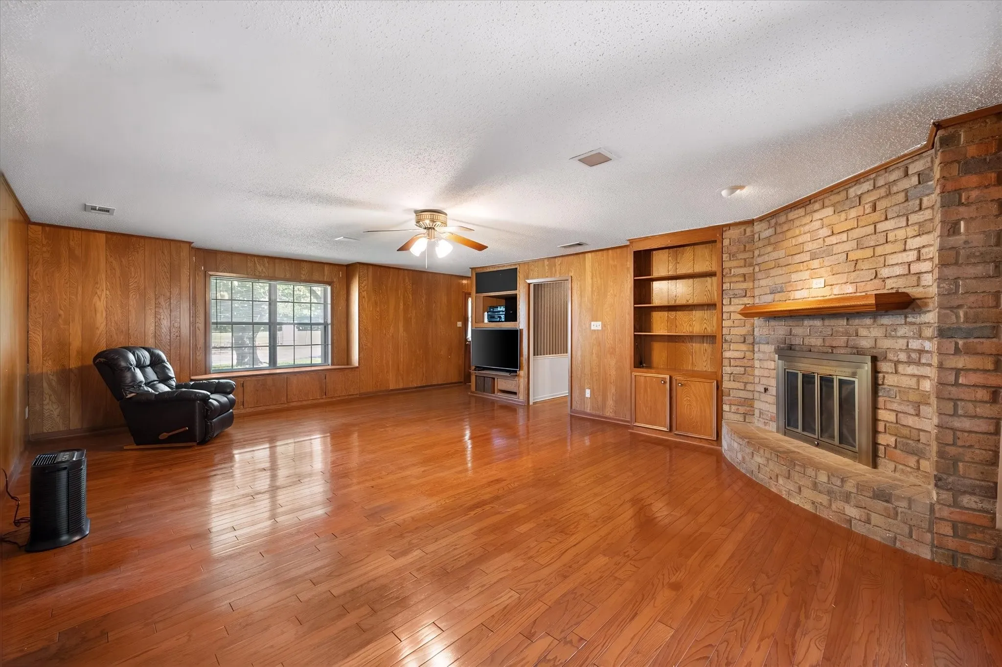 Single Family Residence For Sale in Navarro County , 313 Wesley, Corsicana, Texas 75110, 3 Bedroom, 2 Bathroom, 2 Garage spaces, 1,503 Sqft, built in 1979, mls#21339917, Real Estate Agent in Corsicana, Homes For Sale in Navarro county, Homes For Sale in Corsicana, Realtor in Corsicana Texas, Real Estate Brokerage Independent Realty Texas, Luminita Cordes Realtor