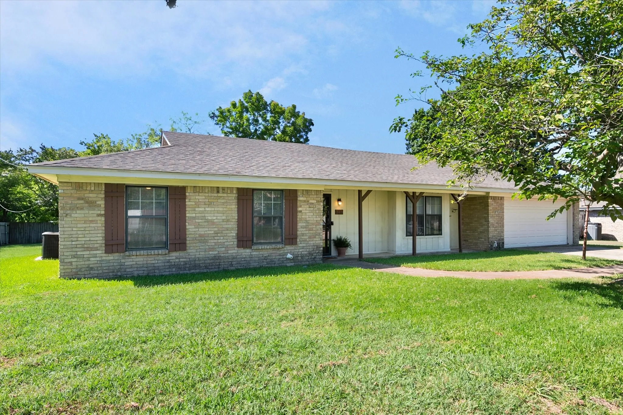 Single Family Residence For Sale in Navarro County , 313 Wesley, Corsicana, Texas 75110, 3 Bedroom, 2 Bathroom, 2 Garage spaces, 1,503 Sqft, built in 1979, mls#21339917, Real Estate Agent in Corsicana, Homes For Sale in Navarro county, Homes For Sale in Corsicana, Realtor in Corsicana Texas, Real Estate Brokerage Independent Realty Texas, Luminita Cordes Realtor