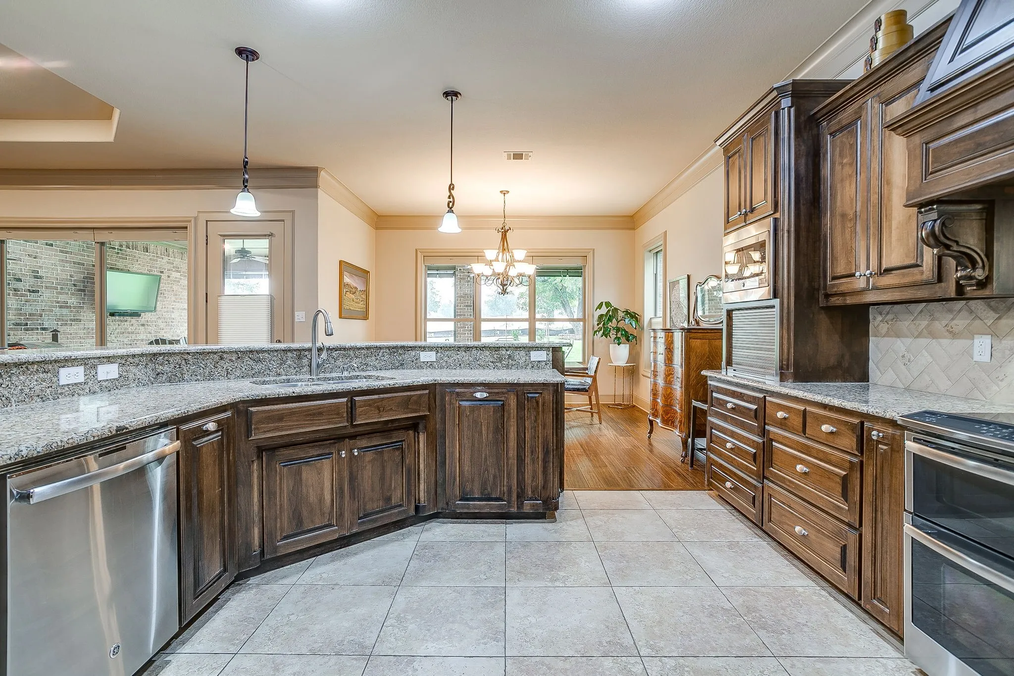 Single Family Residence For Sale in Hood County , 7101 Westover Drive, Granbury, Texas 76049, 3 Bedroom, 4 Bathroom, 2 Garage spaces, 3,034 Sqft, built in 2014, mls#21365704, Real Estate Agent in Granbury, Homes For Sale in Hood county, Homes For Sale in Granbury, Realtor in Granbury Texas, Real Estate Brokerage Independent Realty Texas, Luminita Cordes Realtor