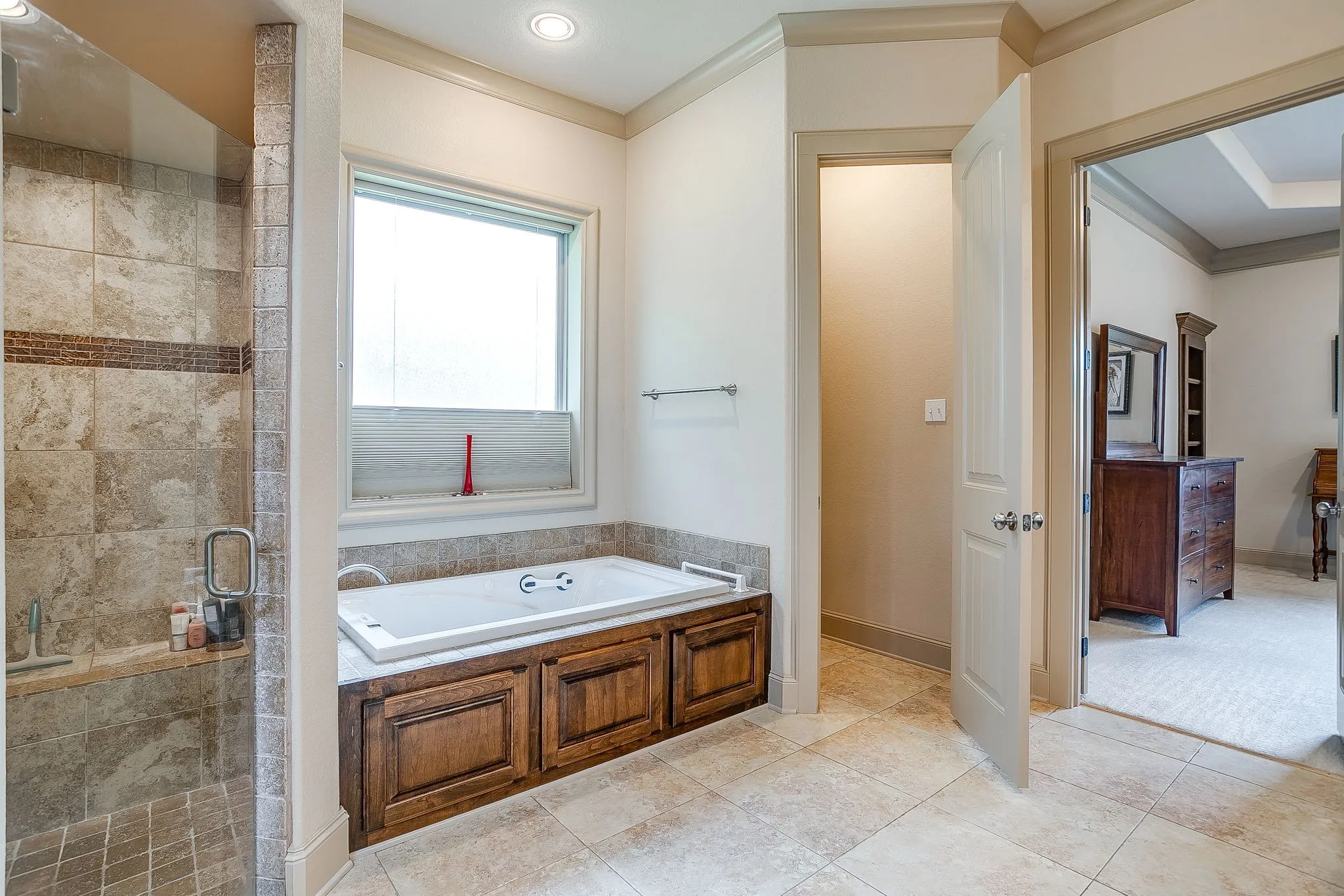 Single Family Residence For Sale in Hood County , 7101 Westover Drive, Granbury, Texas 76049, 3 Bedroom, 4 Bathroom, 2 Garage spaces, 3,034 Sqft, built in 2014, mls#21365704, Real Estate Agent in Granbury, Homes For Sale in Hood county, Homes For Sale in Granbury, Realtor in Granbury Texas, Real Estate Brokerage Independent Realty Texas, Luminita Cordes Realtor